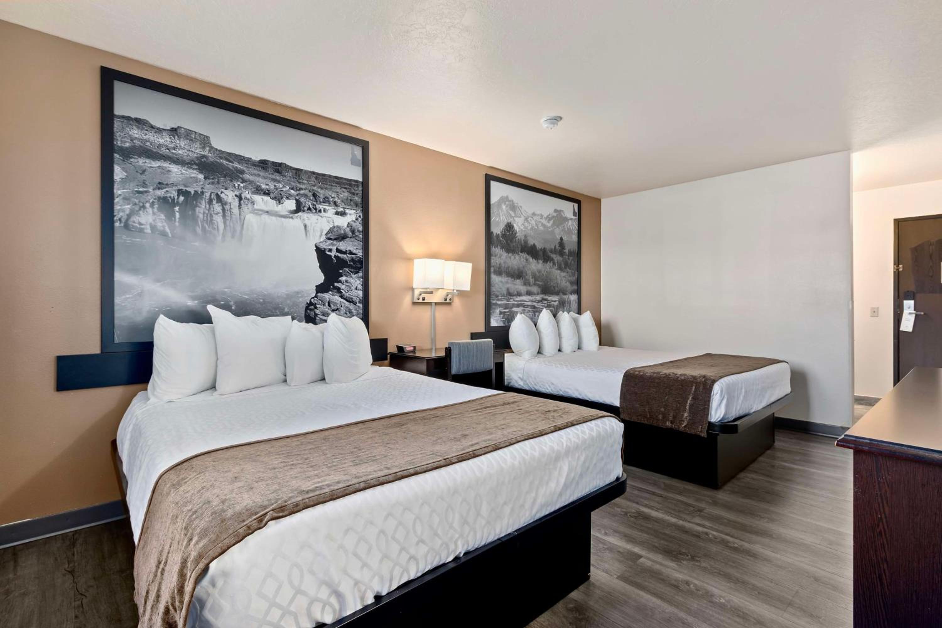 Queen Room with Two Queen Beds - Photo 3