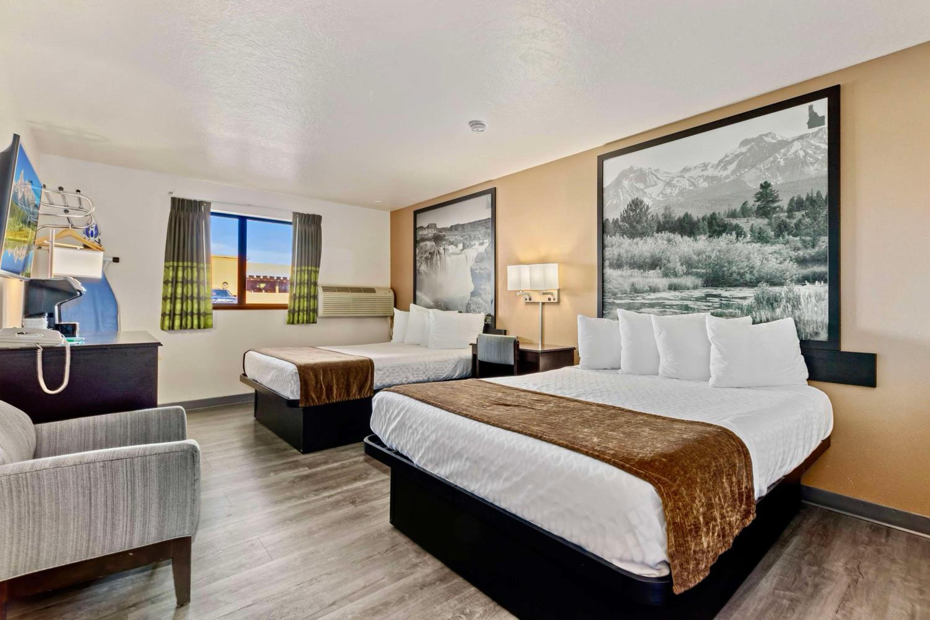 Queen Room with Two Queen Beds - Photo 1