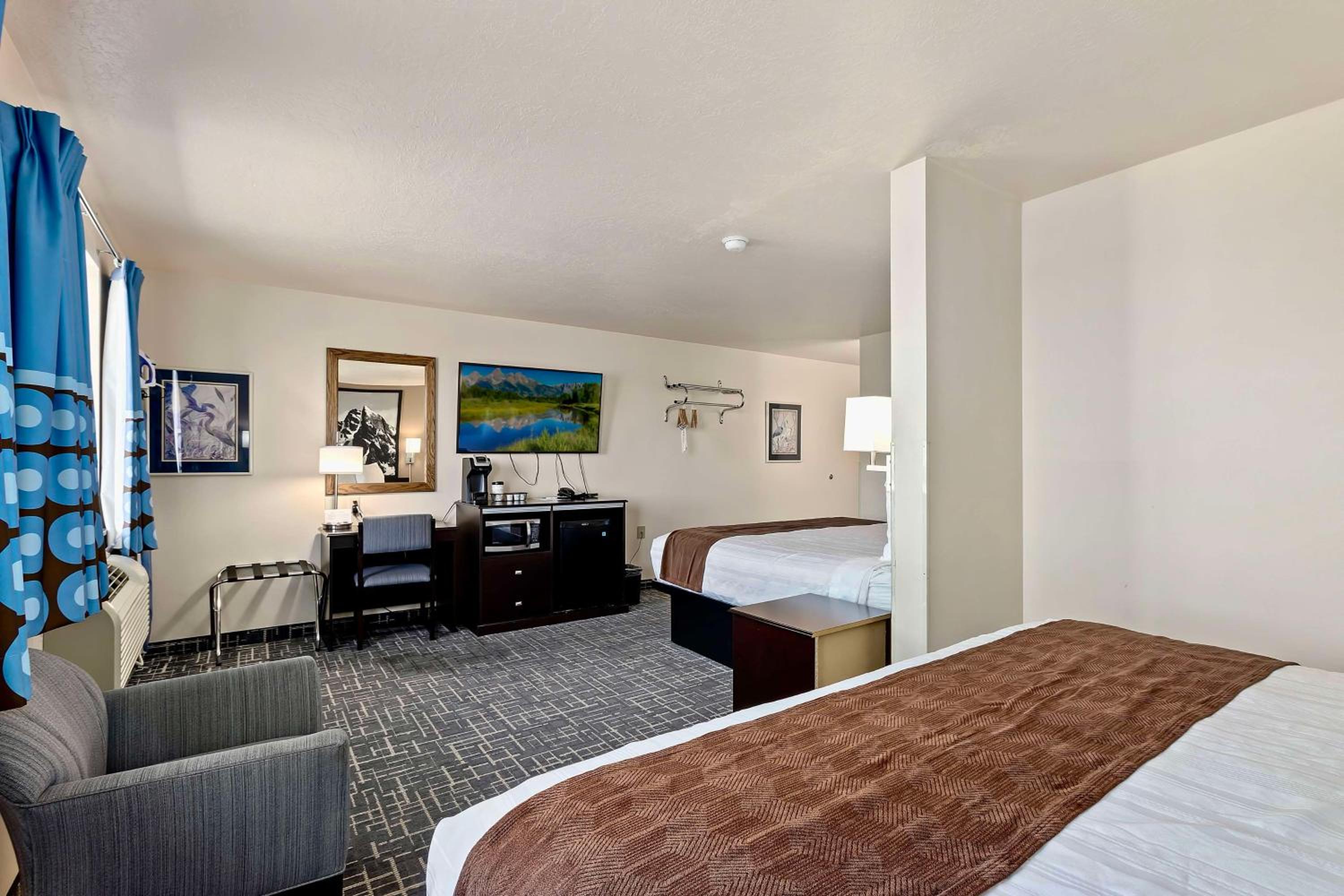 King Room with Two King Beds - Photo 2