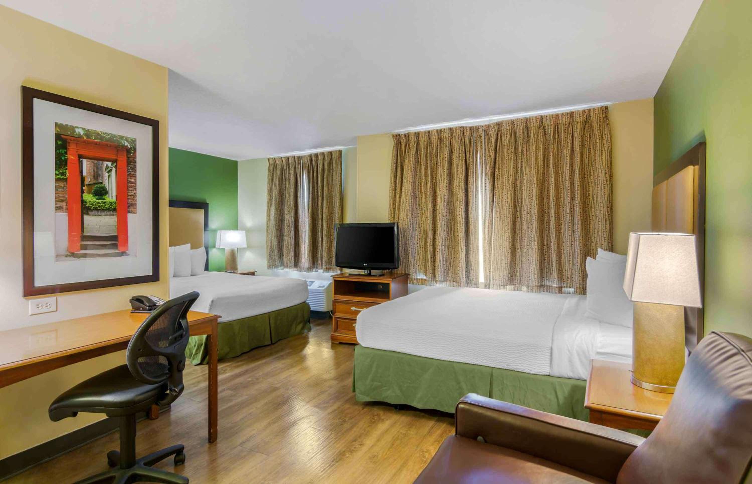 Studio with Two Queen Beds - Non-Smoking - Photo 9