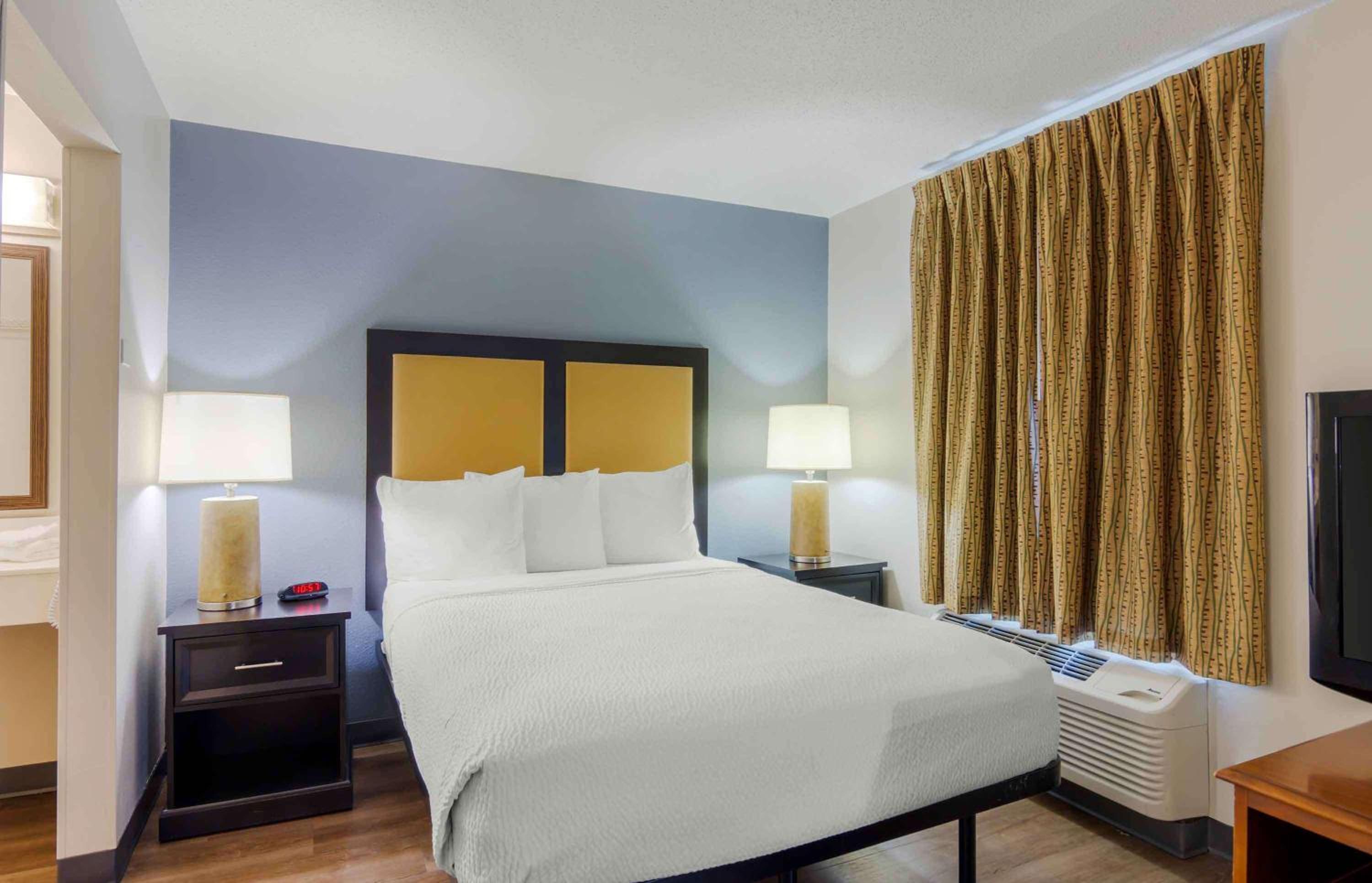 Deluxe Studio with 1 Queen Bed - Non-Smoking - Photo 1