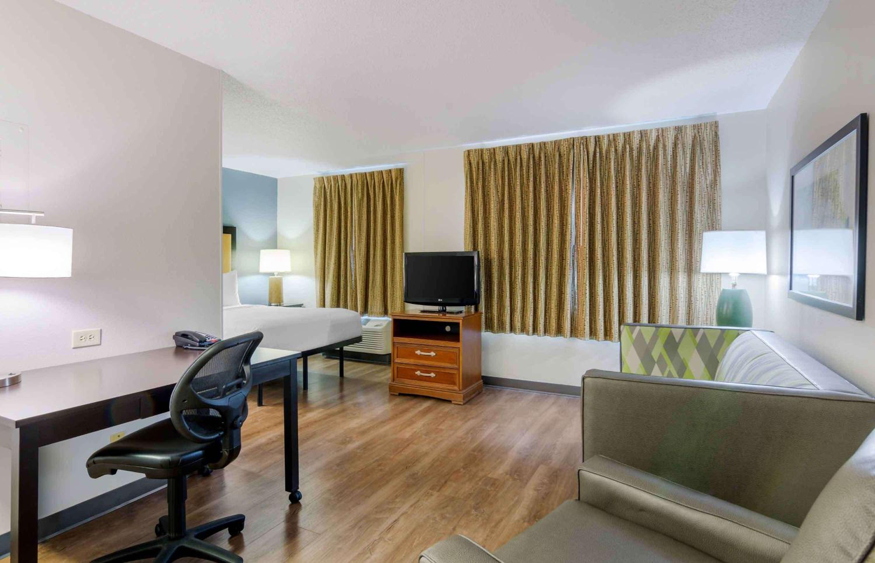 Deluxe Studio with 1 Queen Bed - Non-Smoking - Photo 11