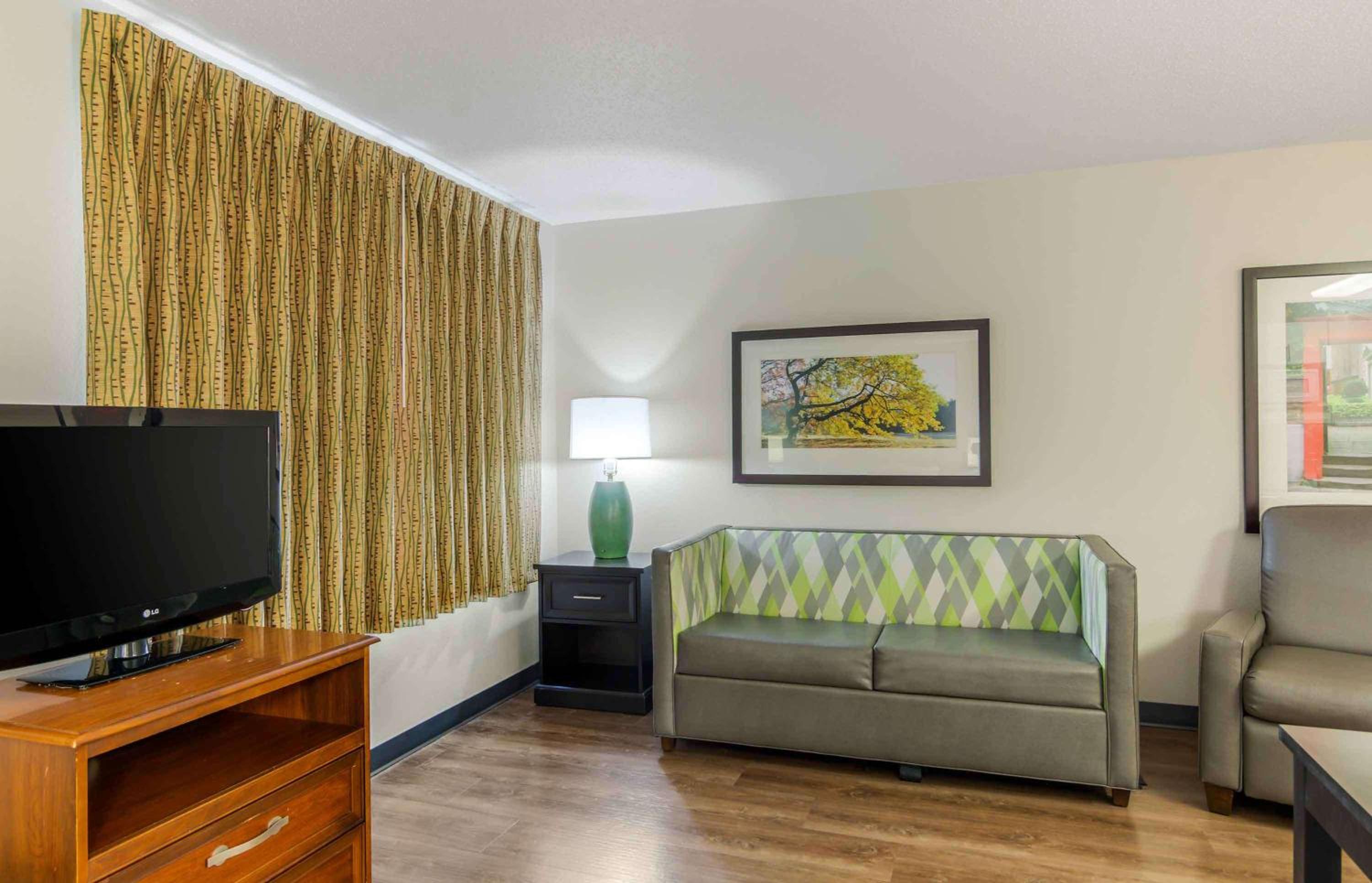 Deluxe Studio with 1 Queen Bed - Non-Smoking - Photo 10