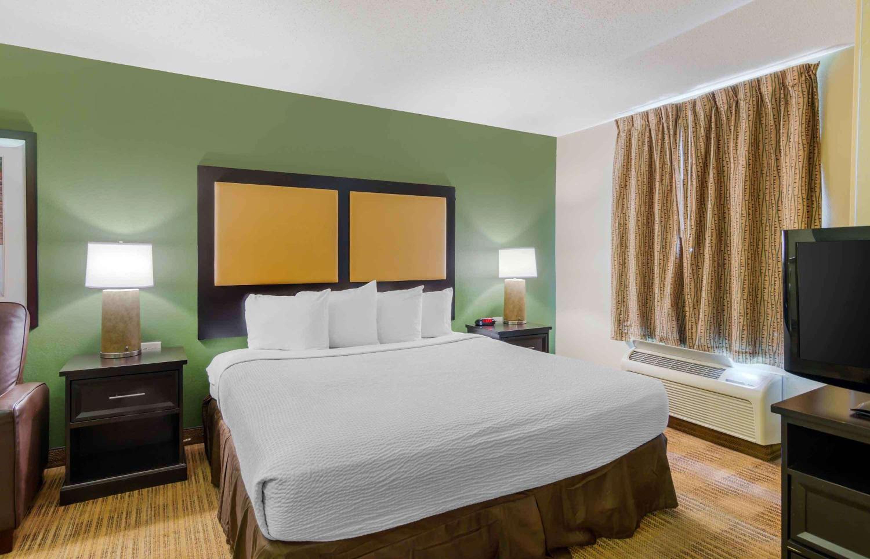 Deluxe Studio with 1 King Bed - Non-Smoking - Photo 1