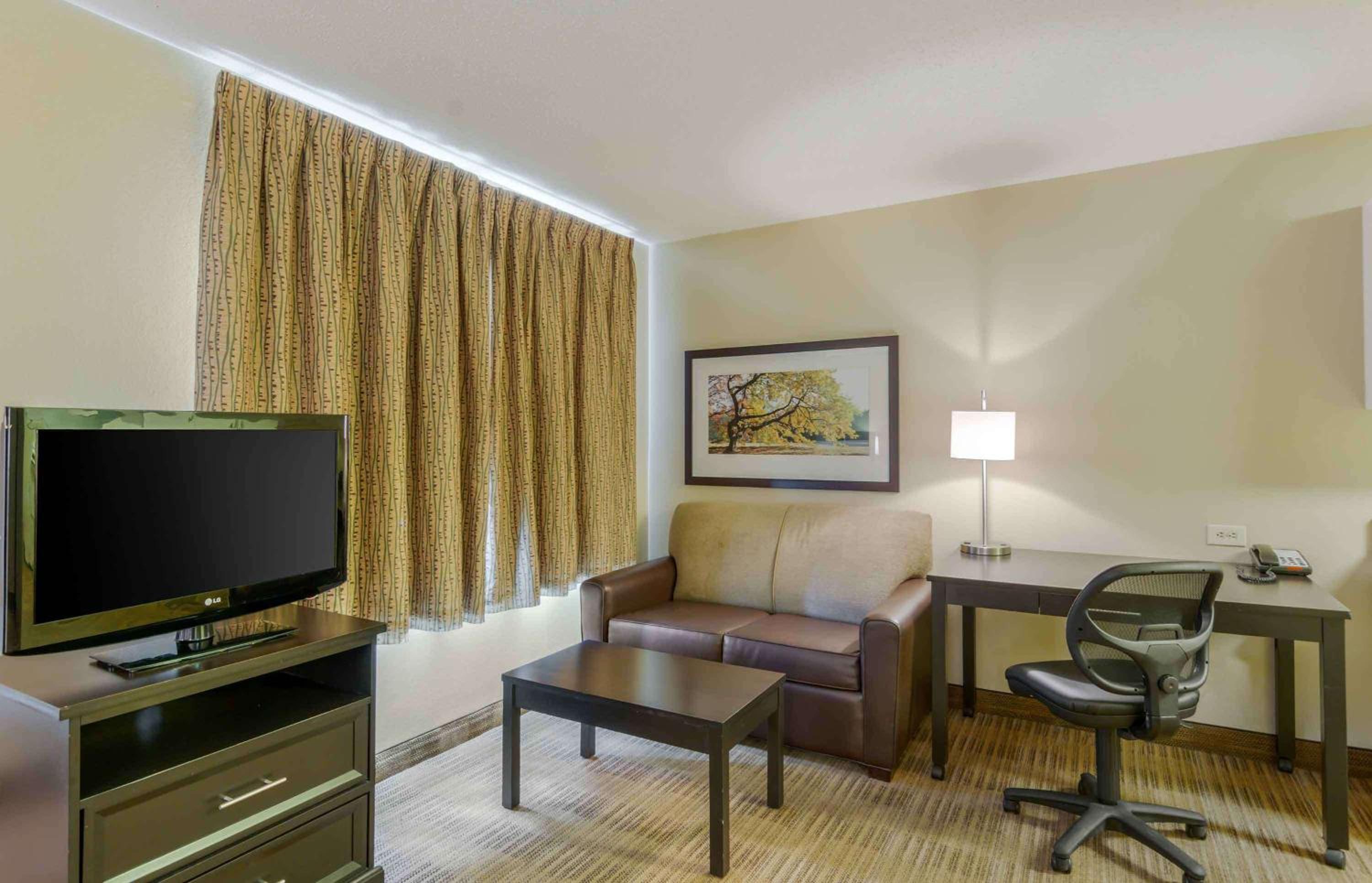 Deluxe Studio with 1 King Bed - Non-Smoking - Photo 5