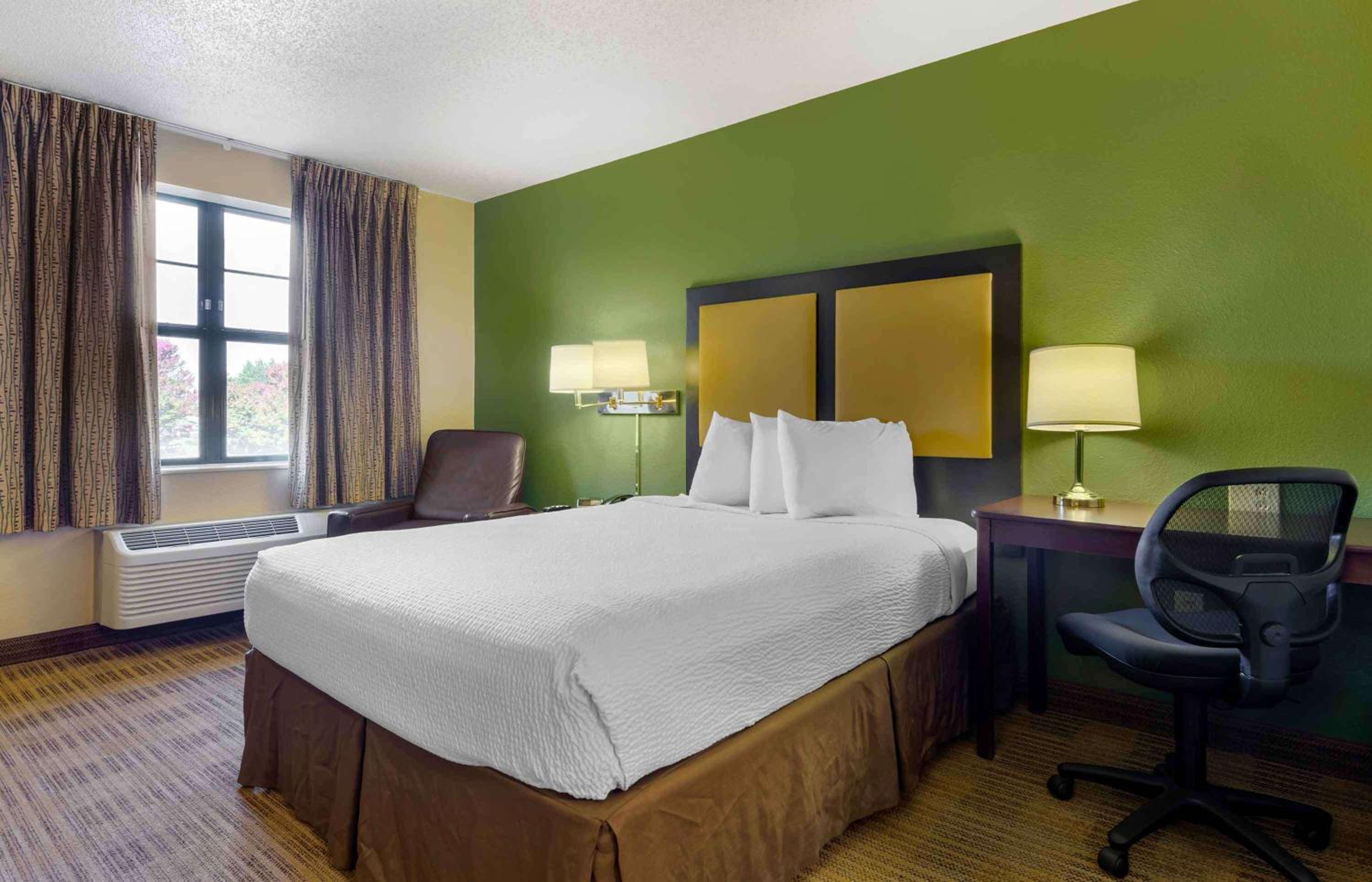 Queen studio with 1 Queen Bed - Disability Access/Non-Smoking photo 1