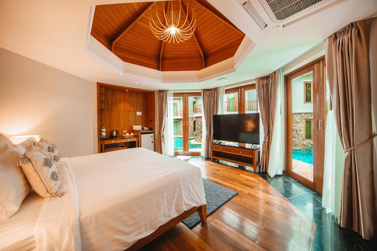 Deluxe Double Room with Bath - Photo 1