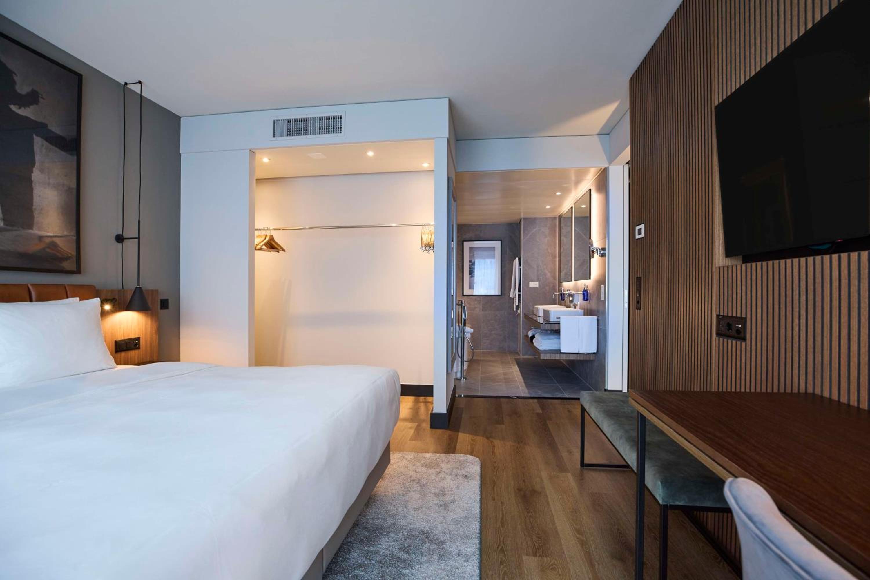 Suite with Airfield View - Photo 11