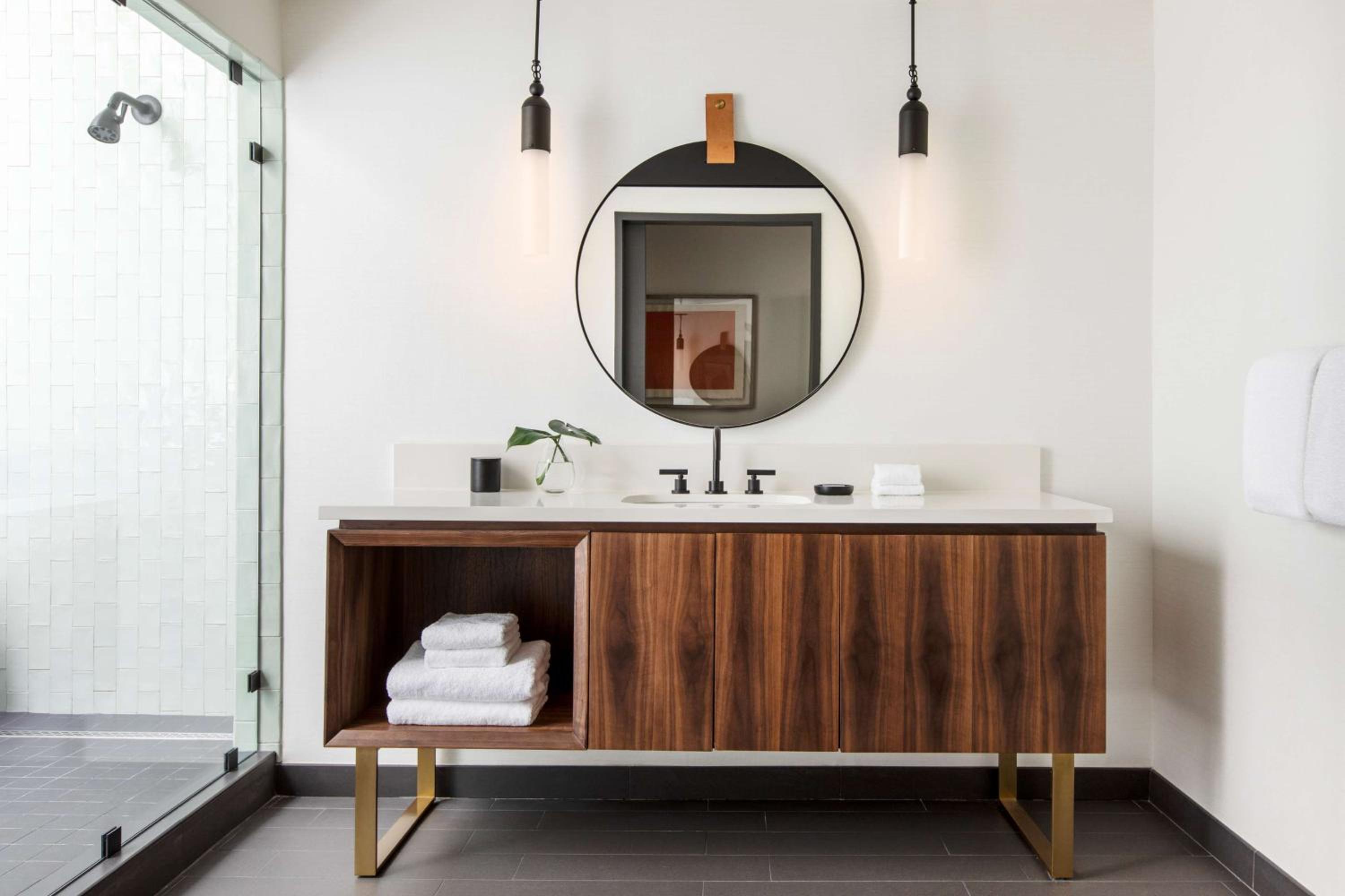 One-Bedroom King Suite with Spa Bath - Photo 5