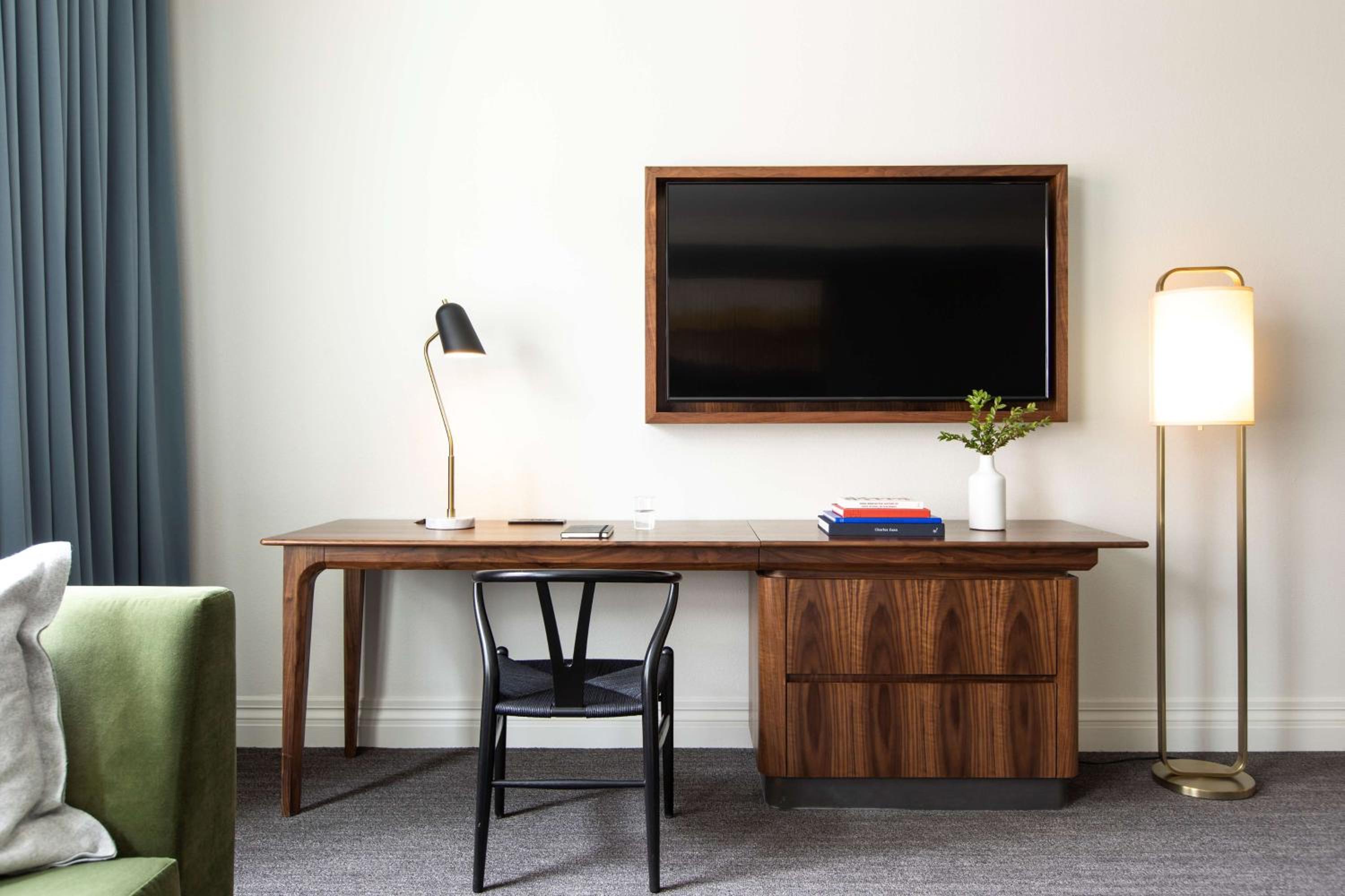 Junior King Suite - Photo 8