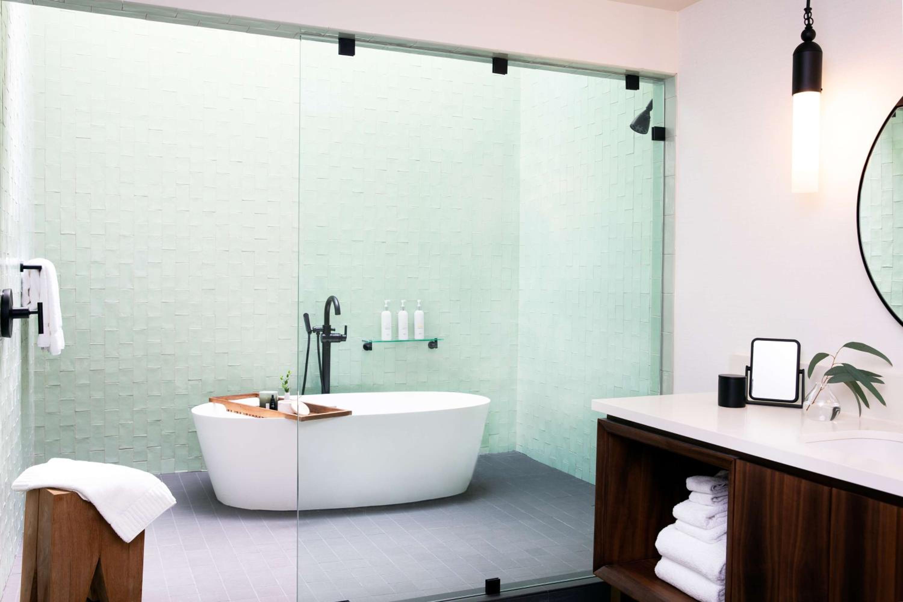 One-Bedroom King Suite with Spa Bath - Photo 6
