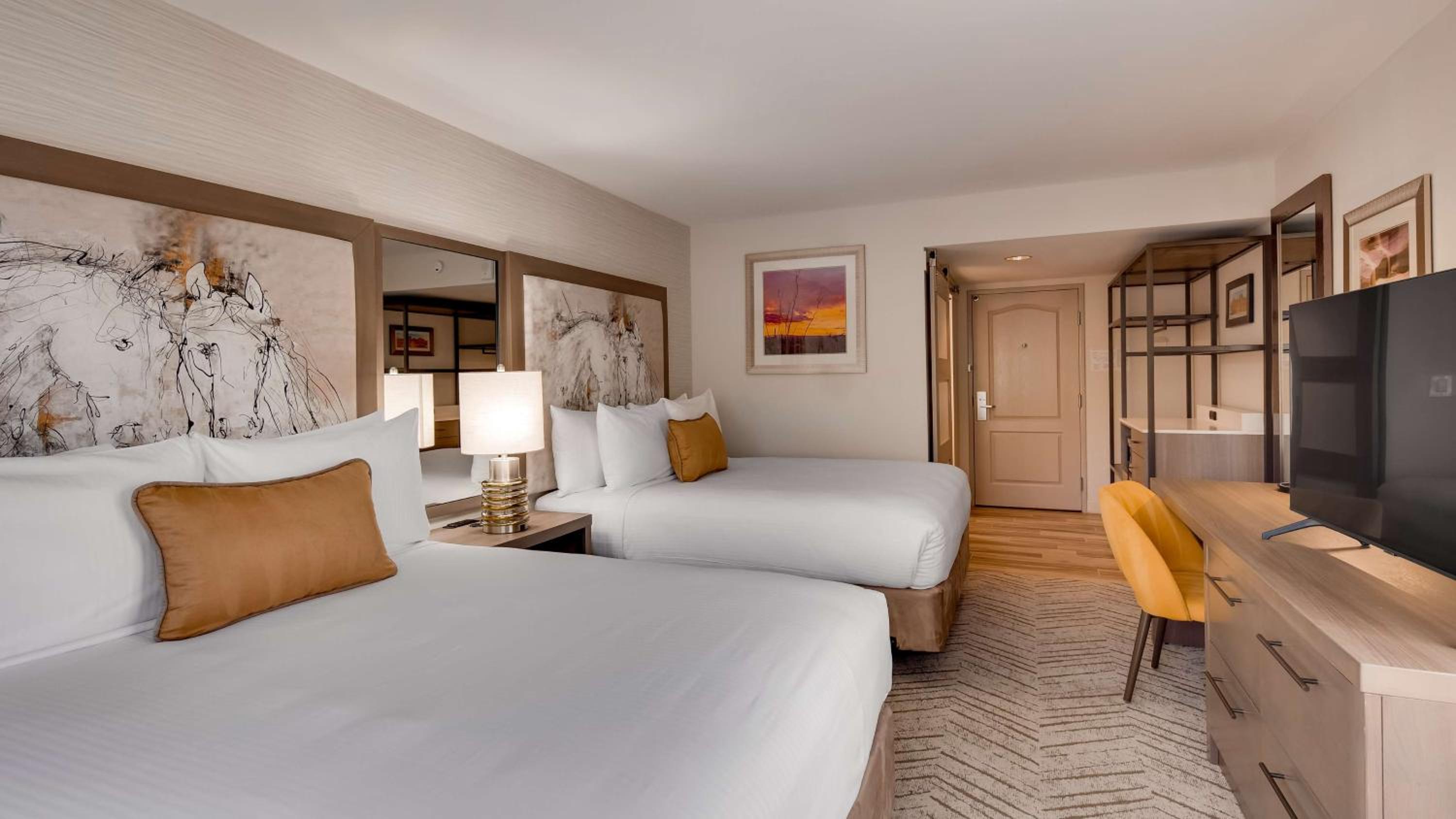 Queen Room with Two Queen Beds - Photo 4