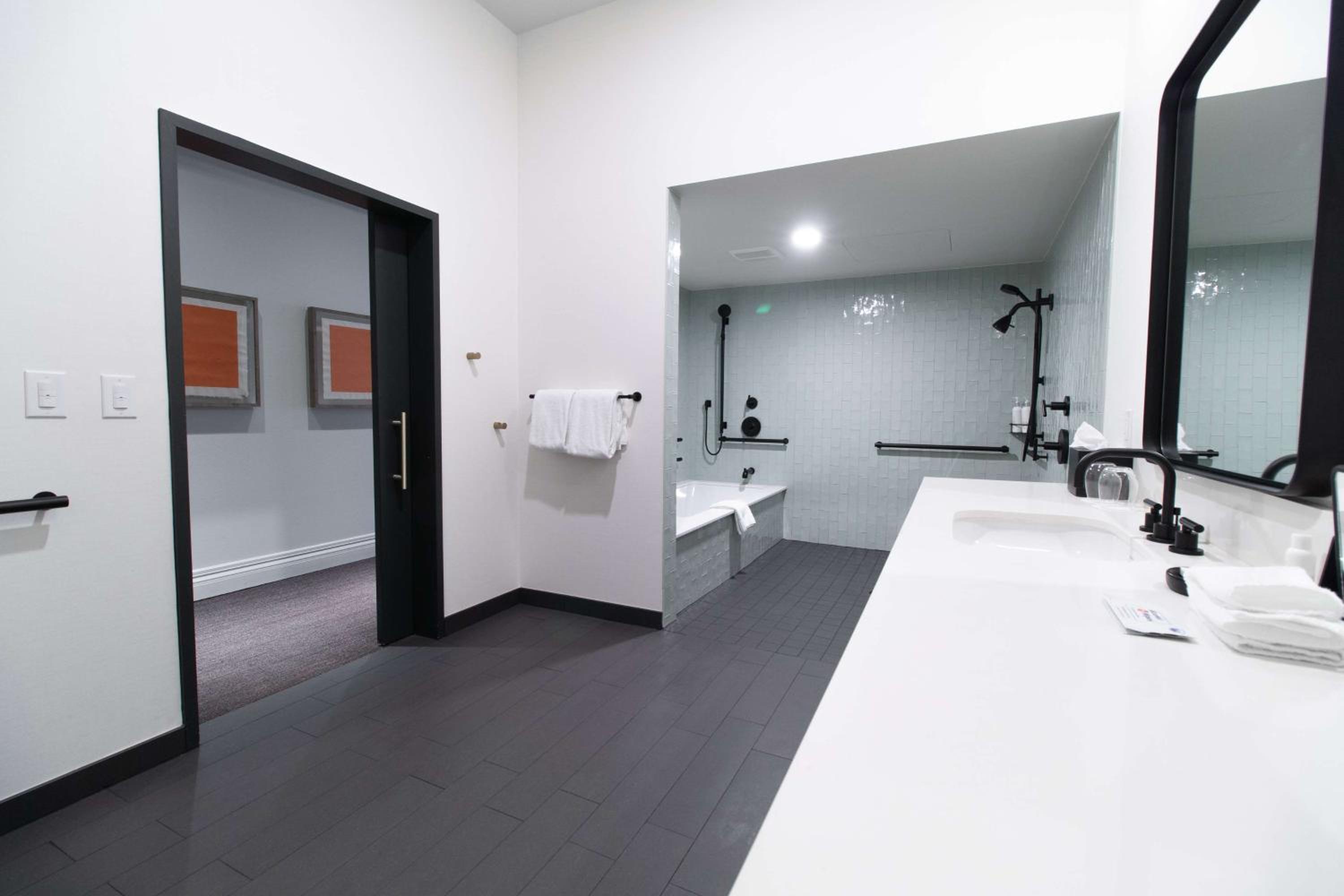 Preferred King Room with Roll-In Shower - Mobility Accessible - Photo 5