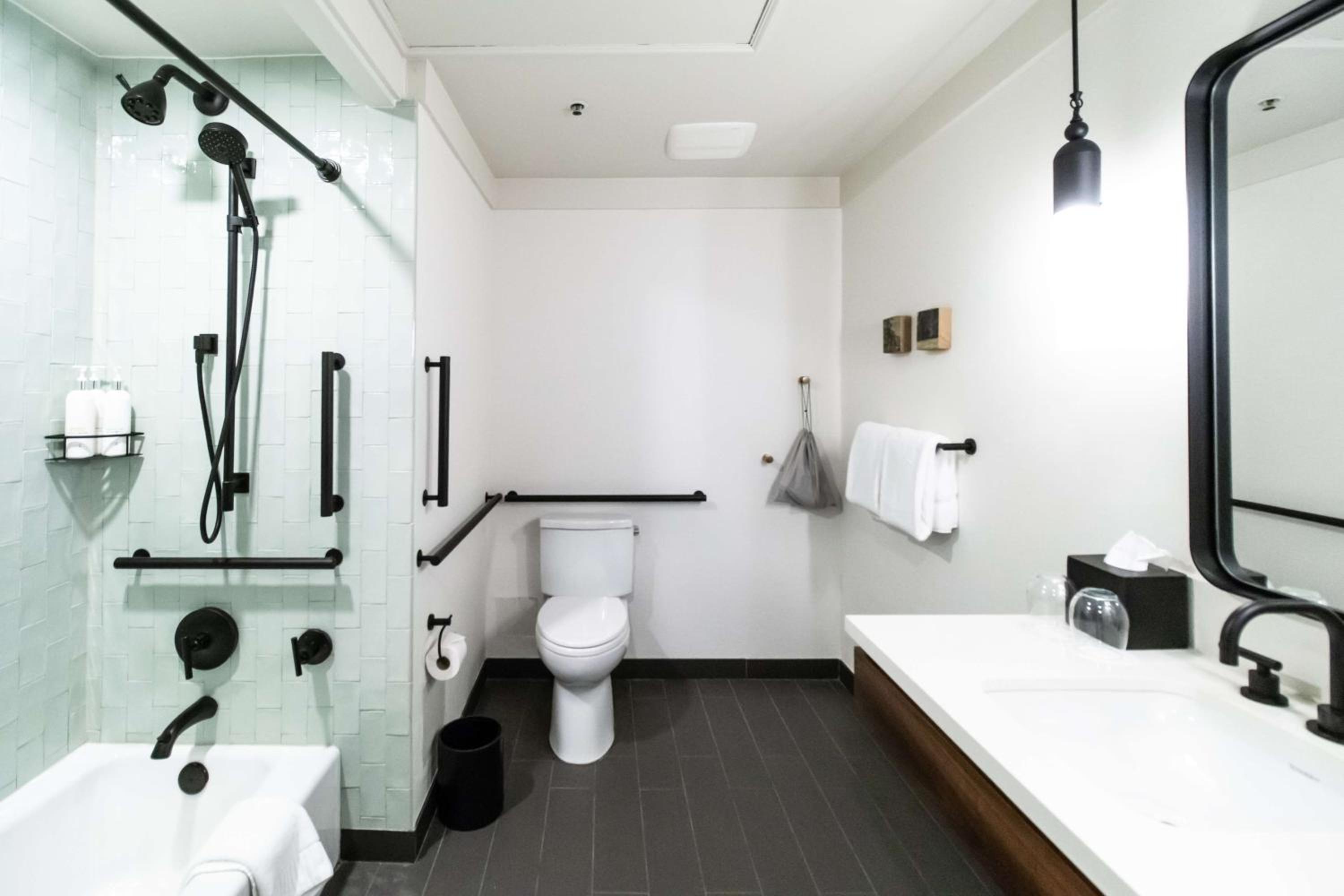 Deluxe King Room with Bathtub - Mobility Accessible - Photo 6