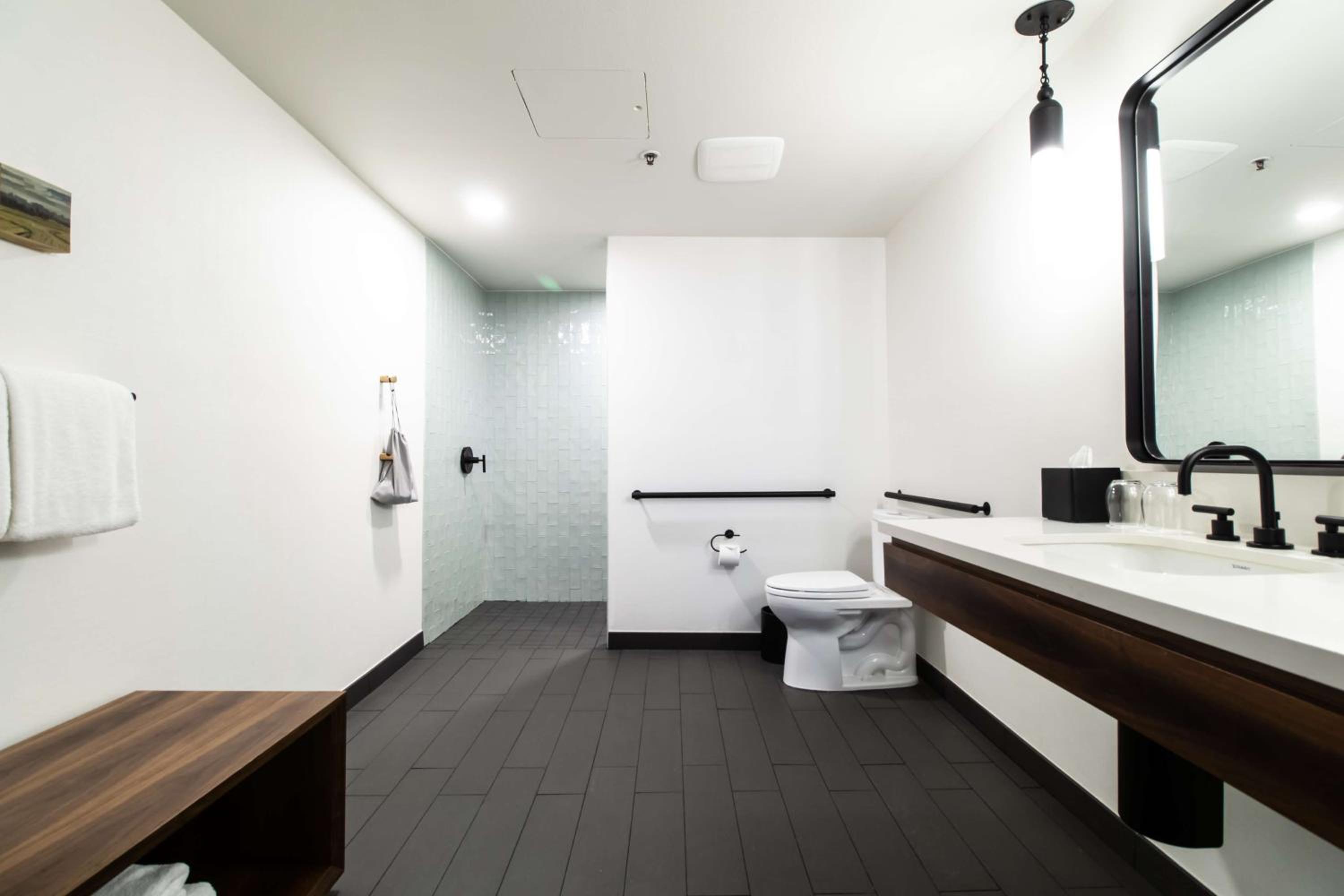 One-Bedroom King Suite with Roll-in Shower - Mobility Accessible - Photo 2