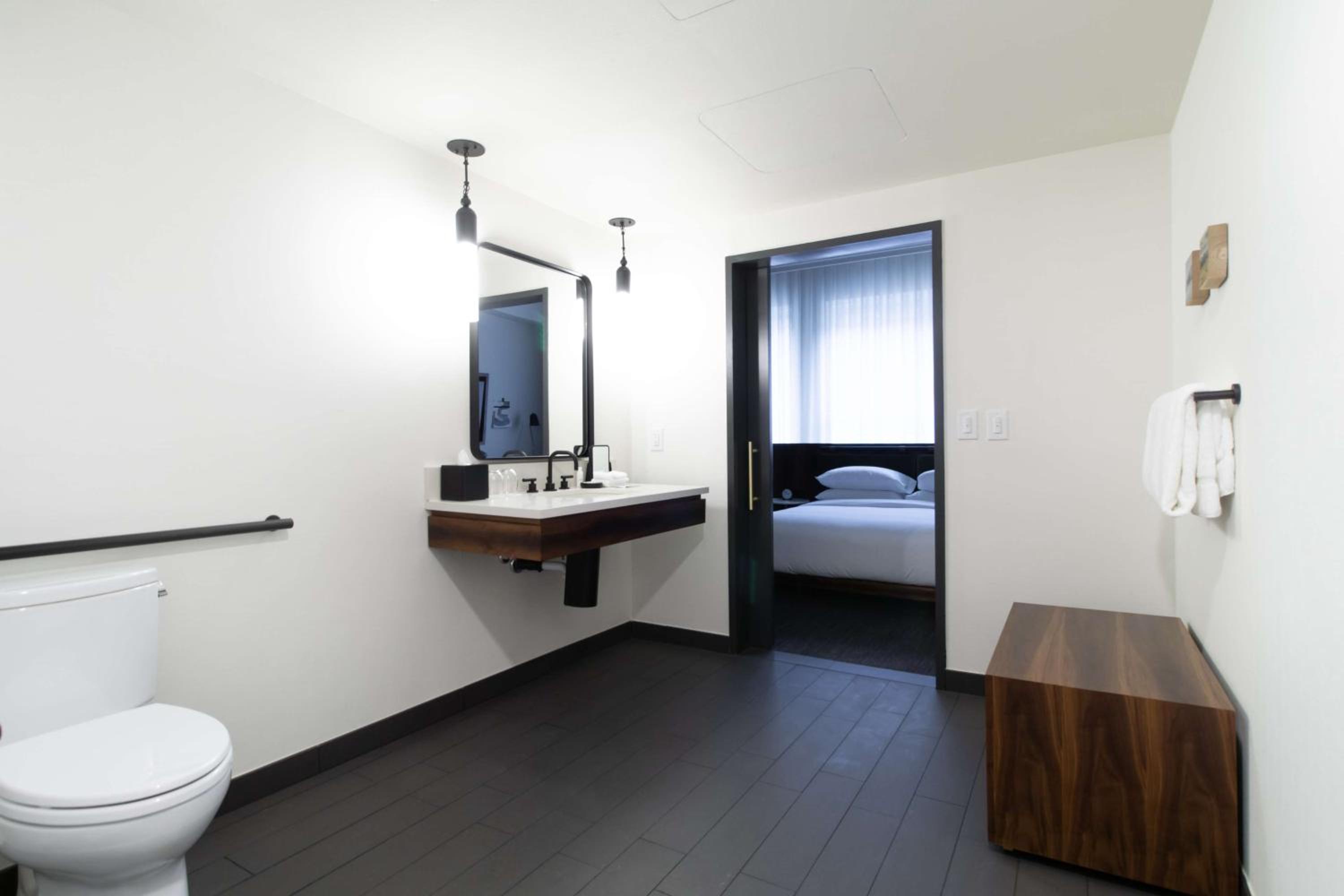 One-Bedroom King Suite with Roll-in Shower - Mobility Accessible - Photo 4