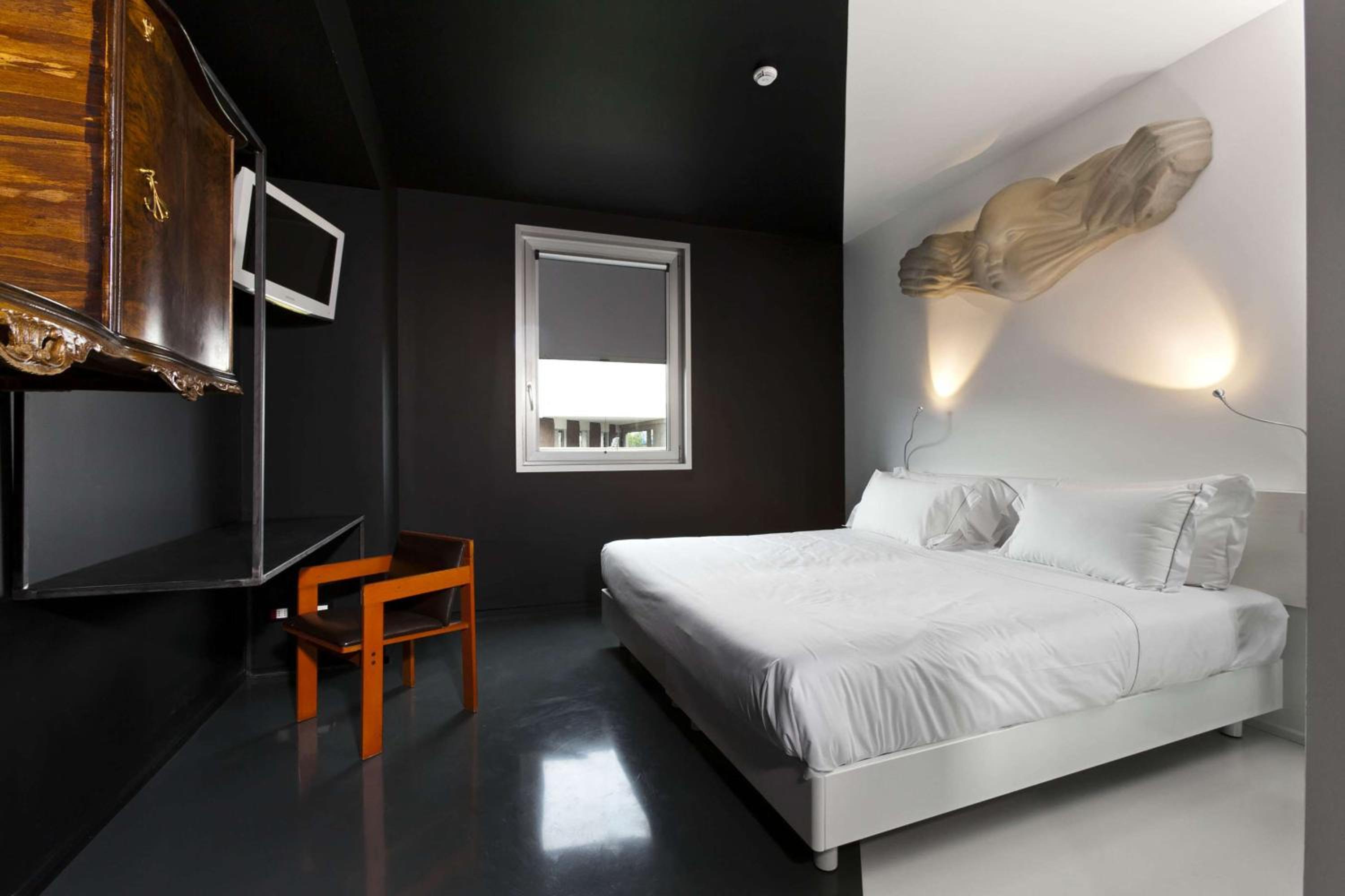 Large Standard King Room - Photo 16