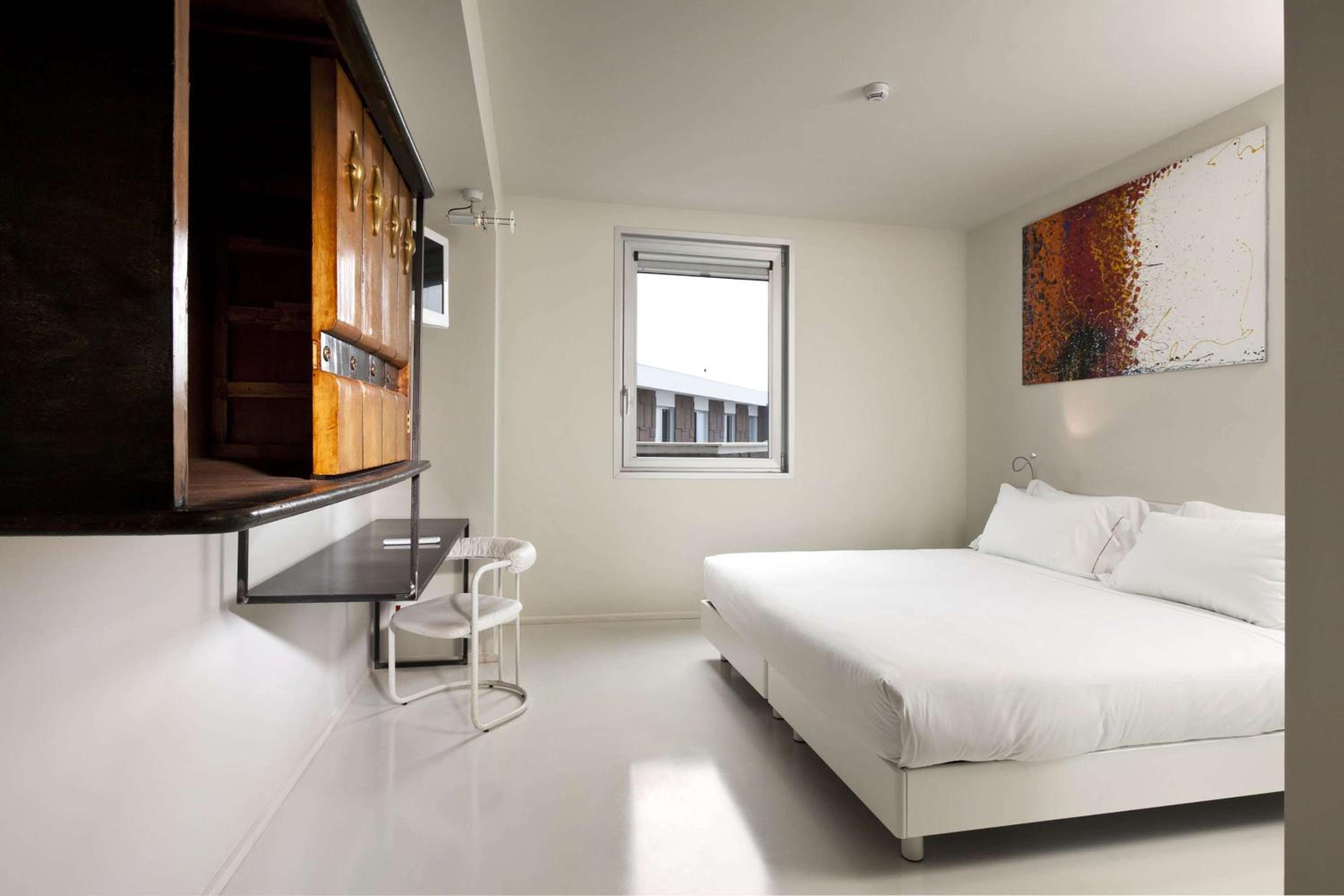Large Standard King Room - Photo 18