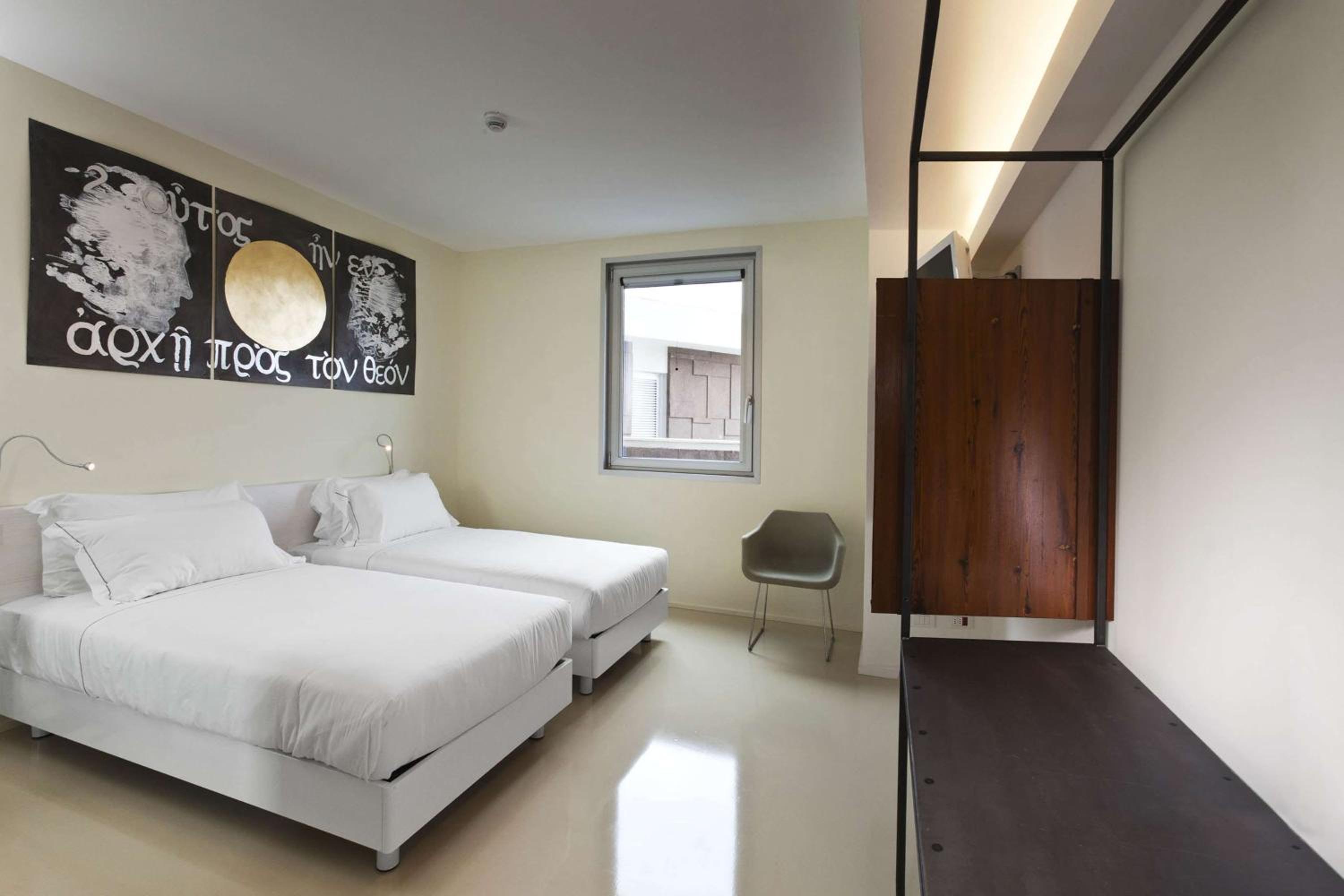 Large Standard King Room - Photo 19