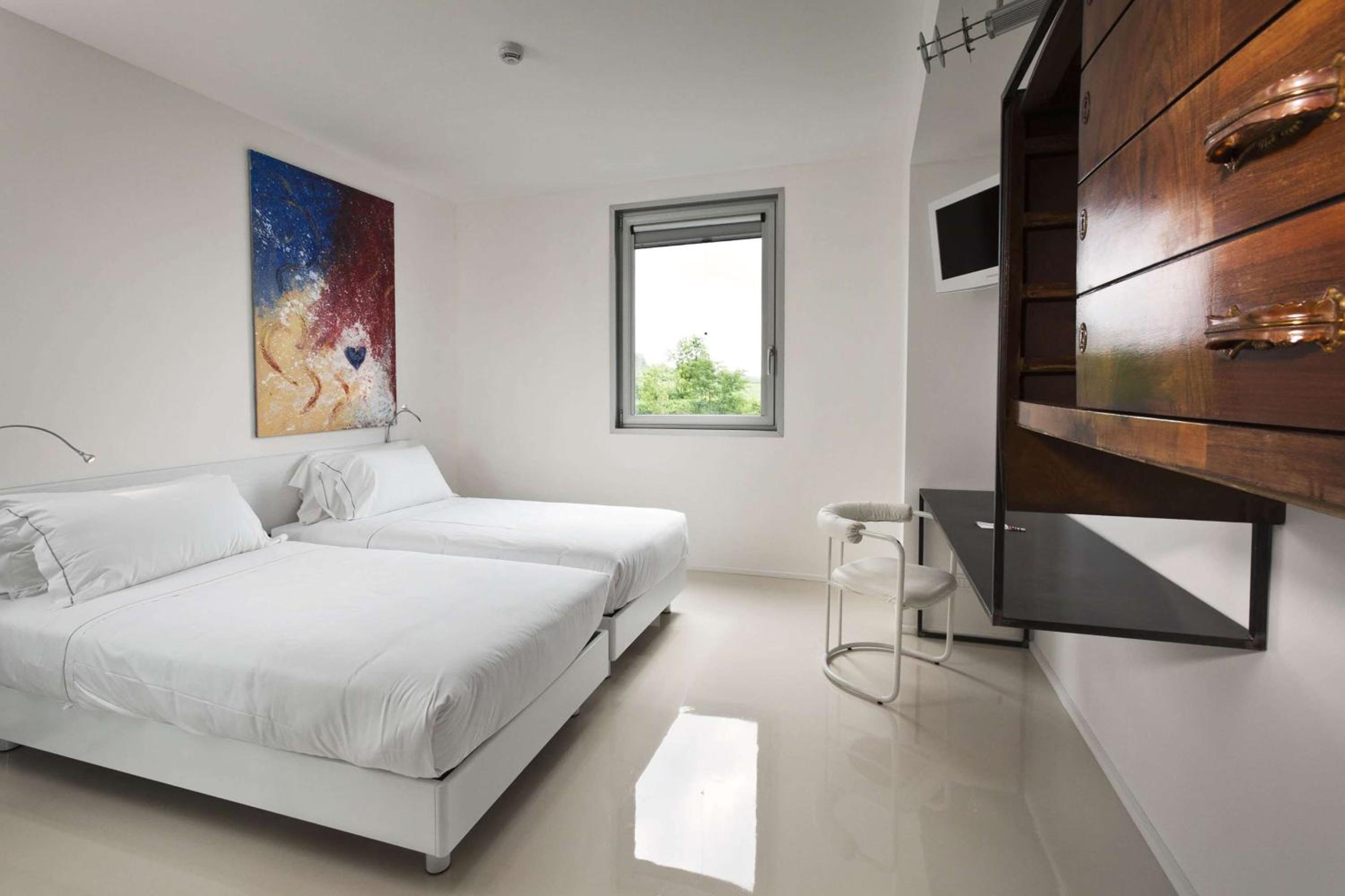 Large Standard King Room - Photo 20