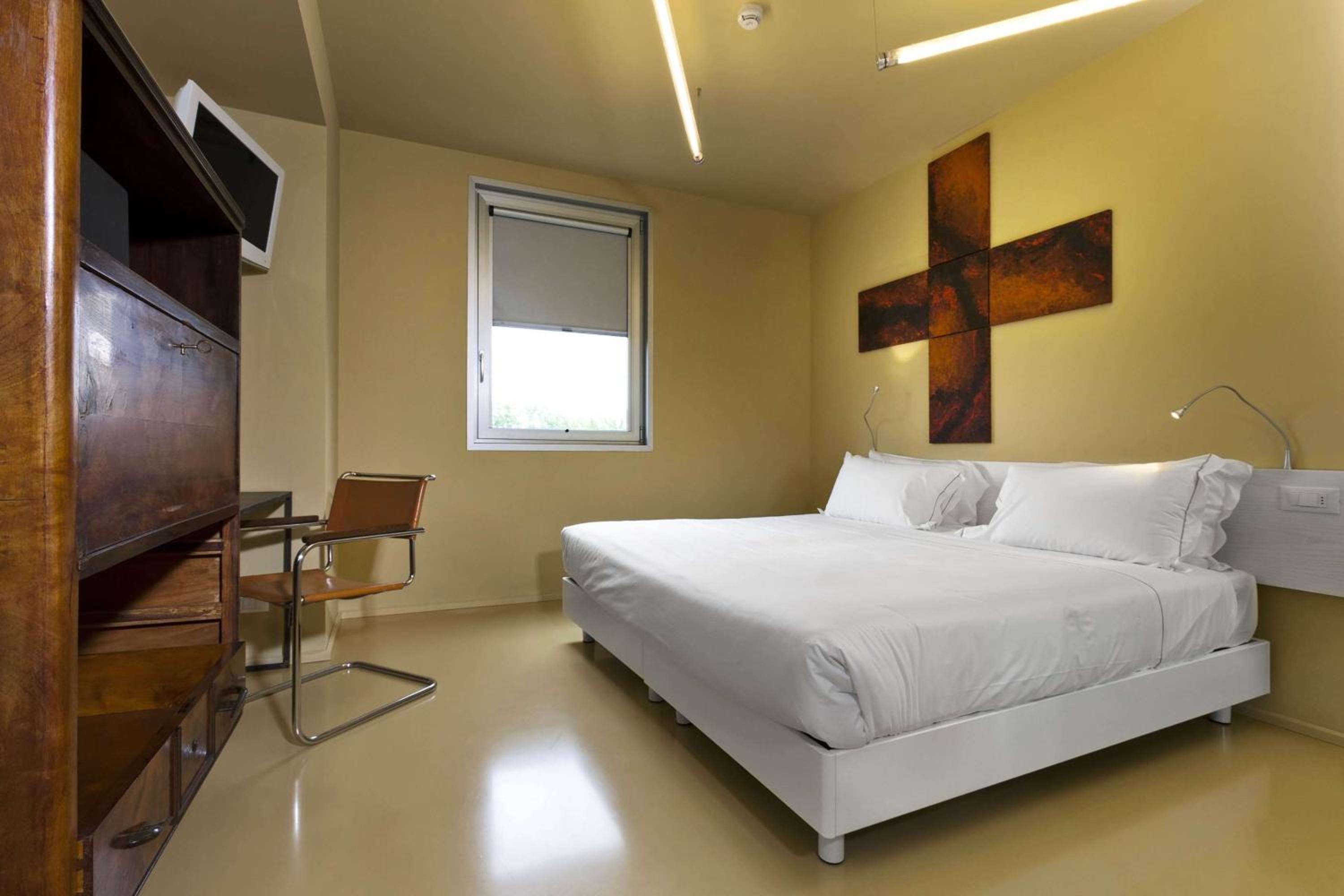 Large Standard King Room - Photo 21