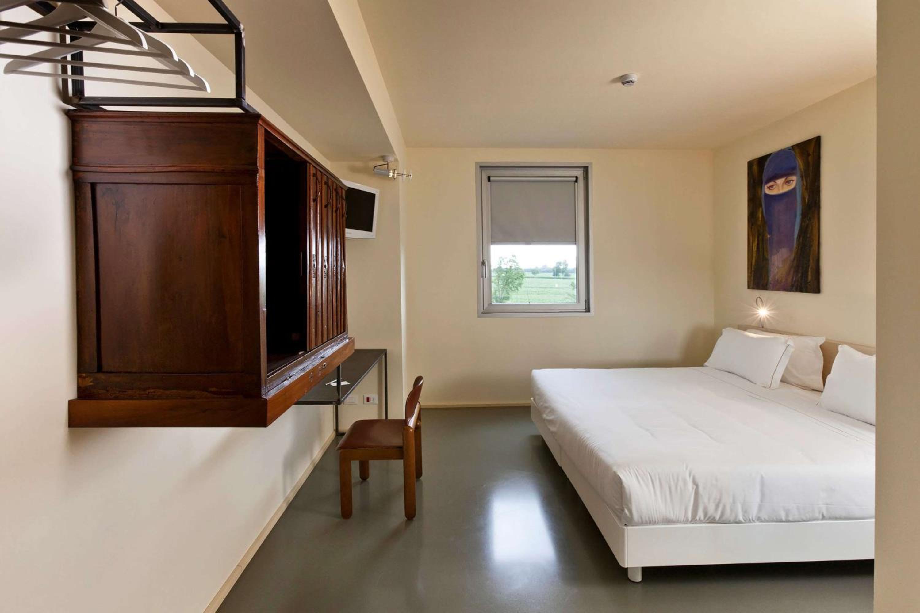 Large Standard King Room - Photo 1