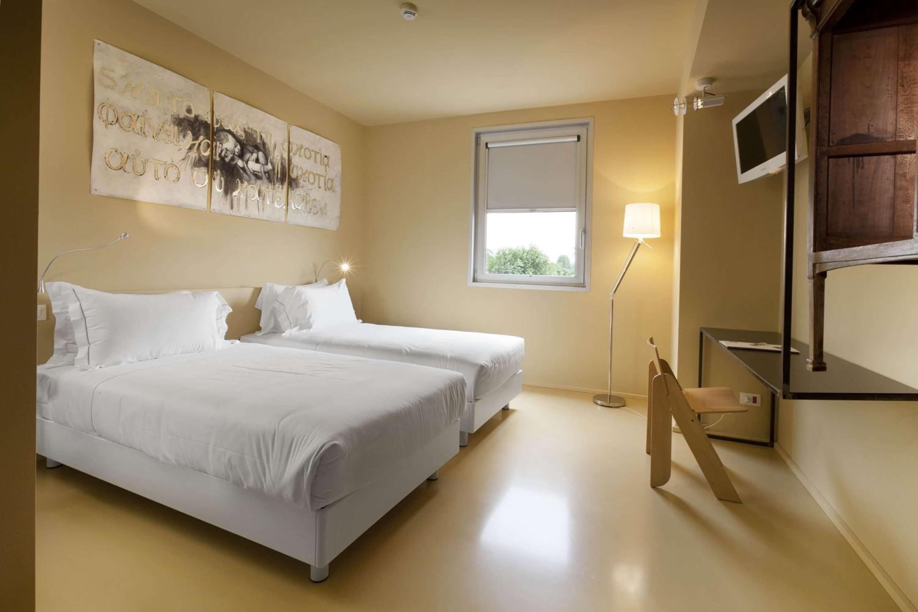 Large Standard King Room - Photo 9