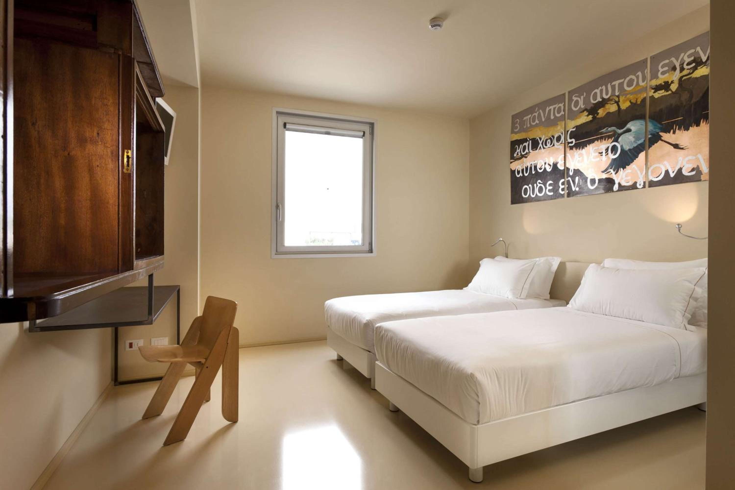 Large Standard King Room - Photo 11