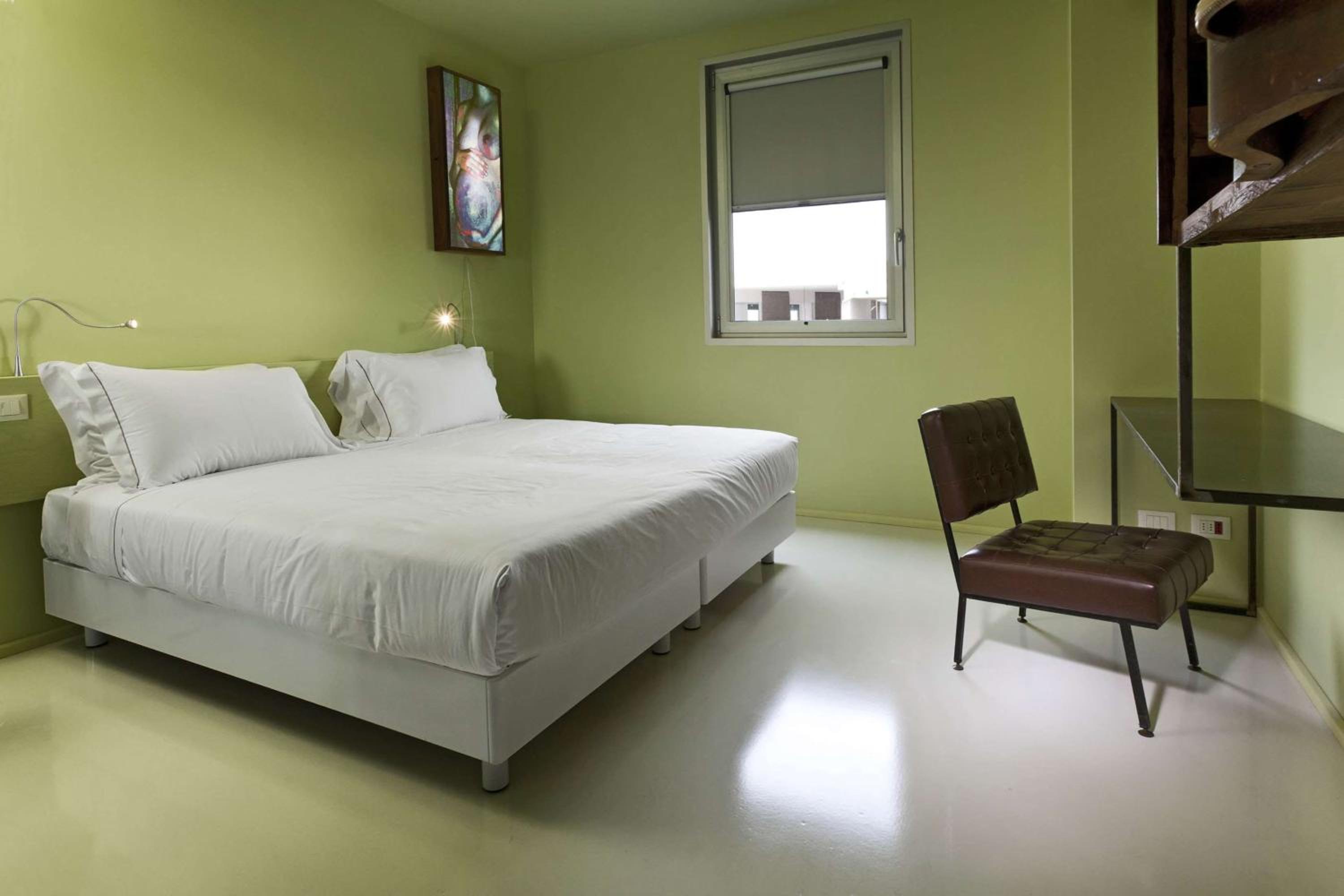 Large Standard King Room - Photo 13