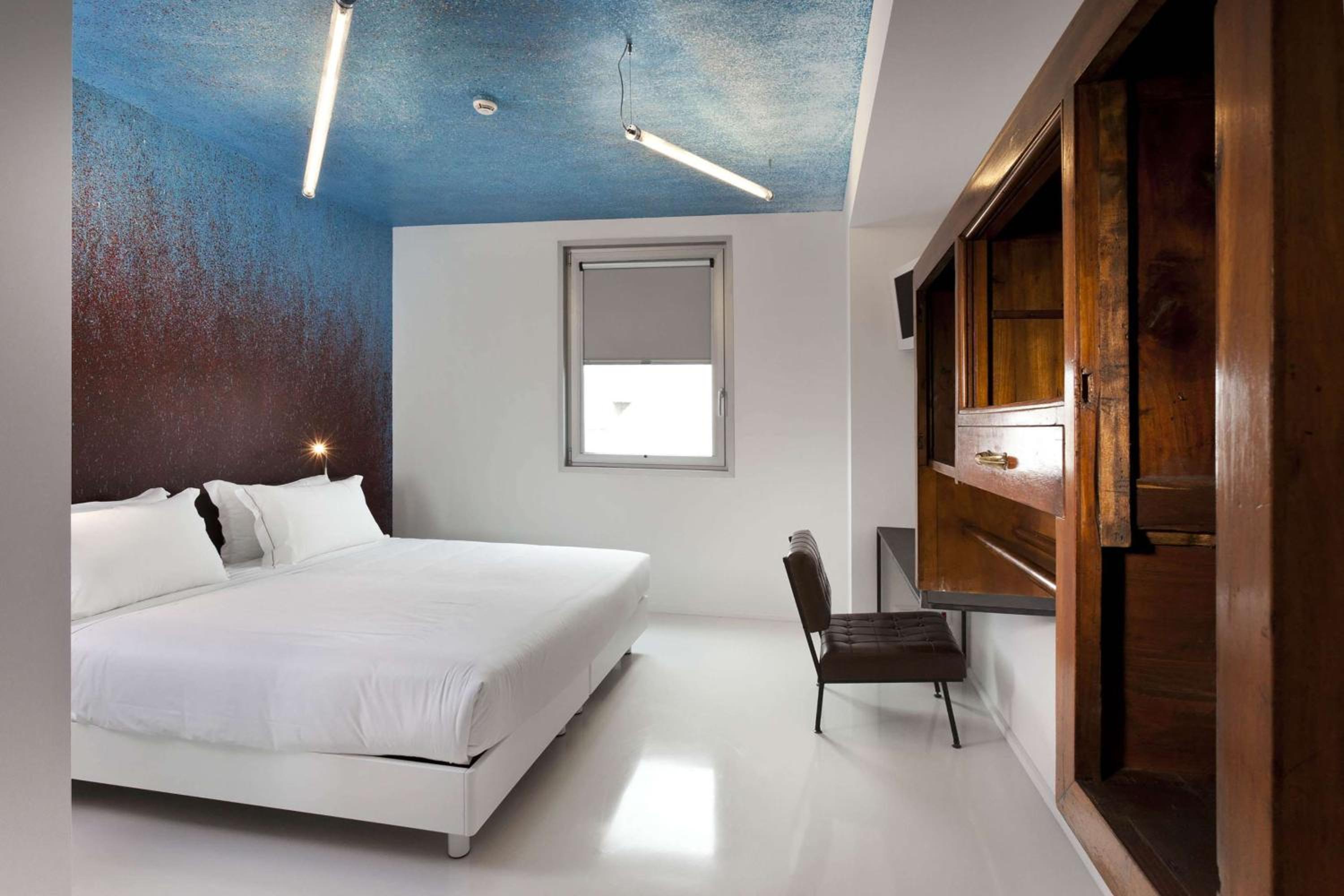 Large Standard King Room - Photo 12
