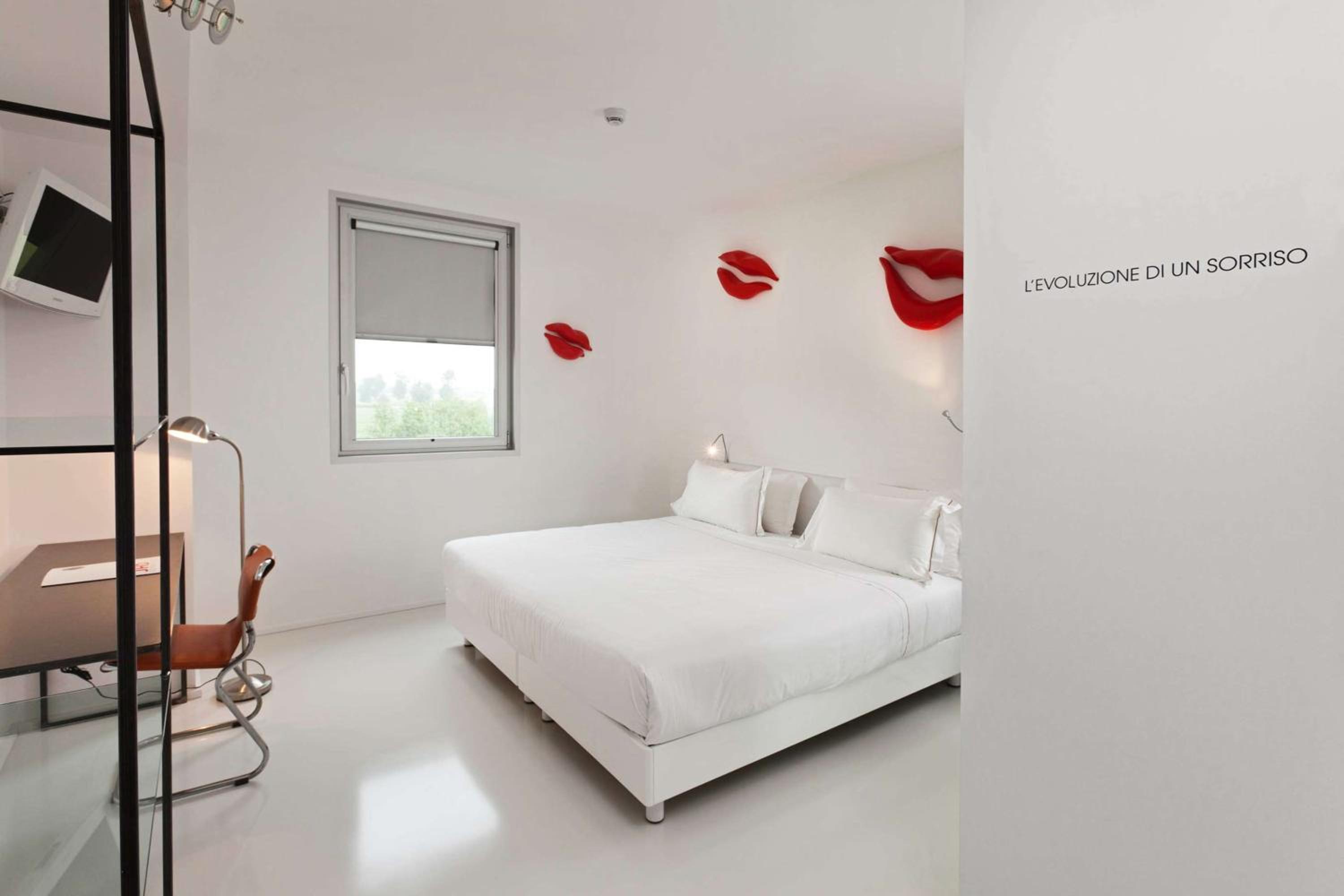 Superior King Room - Photo 3