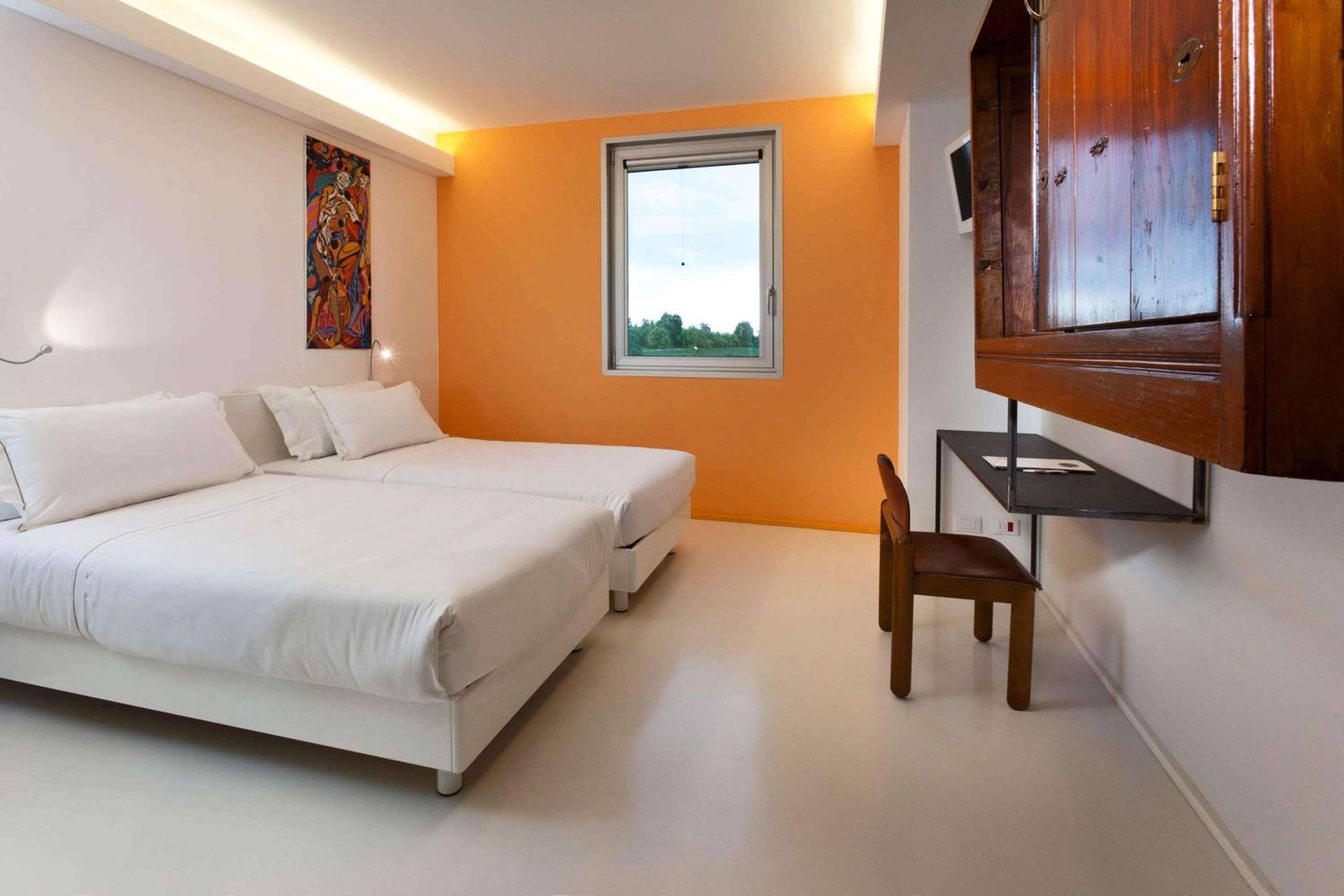 Standard Twin Room - Photo 16