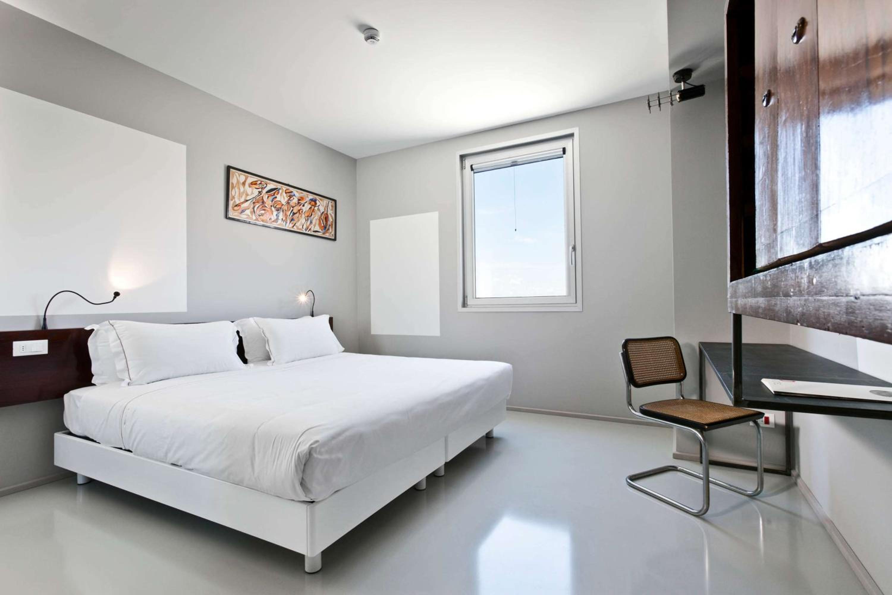 Standard Twin Room - Photo 17
