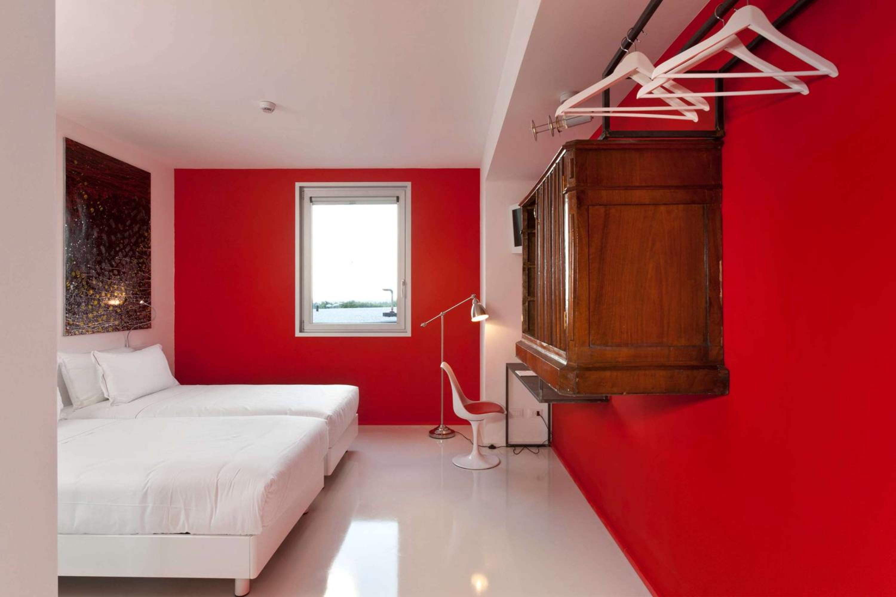Standard Twin Room - Photo 20