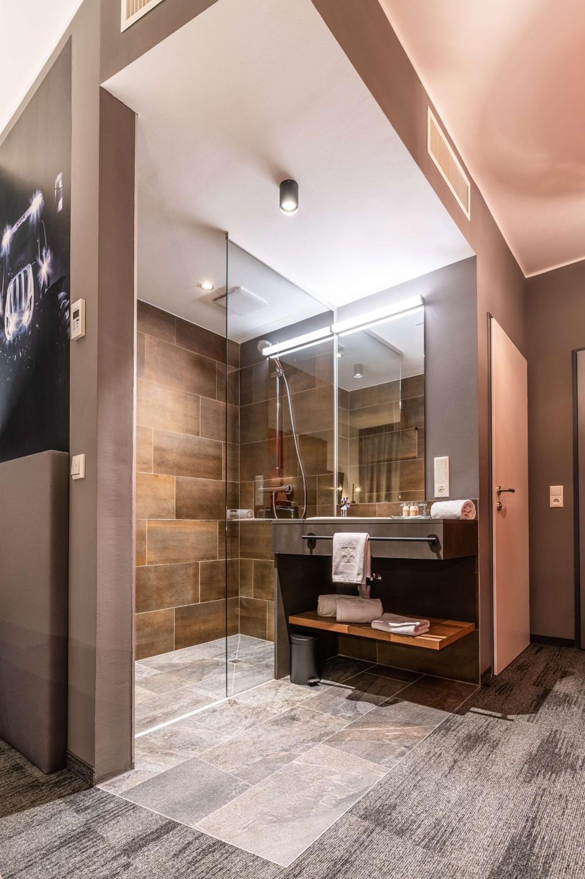 Standard Twin Room with Open Bathroom - Photo 9