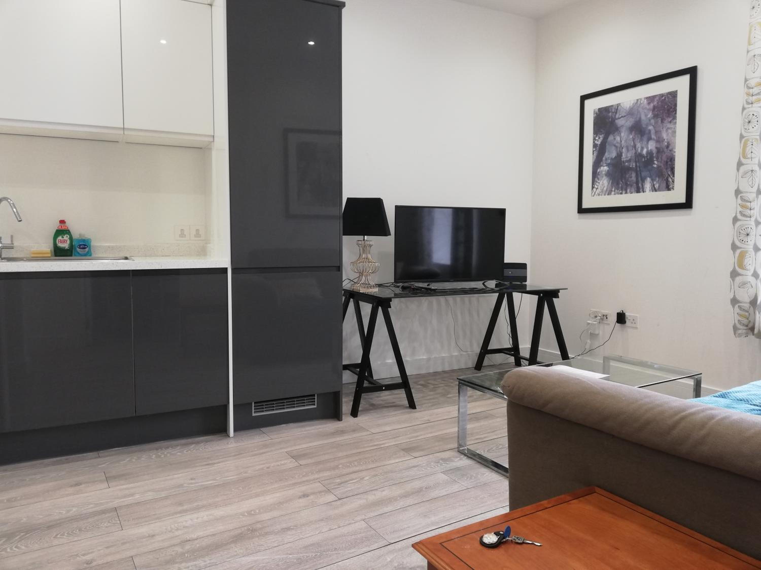 One-Bedroom Apartment photo 1