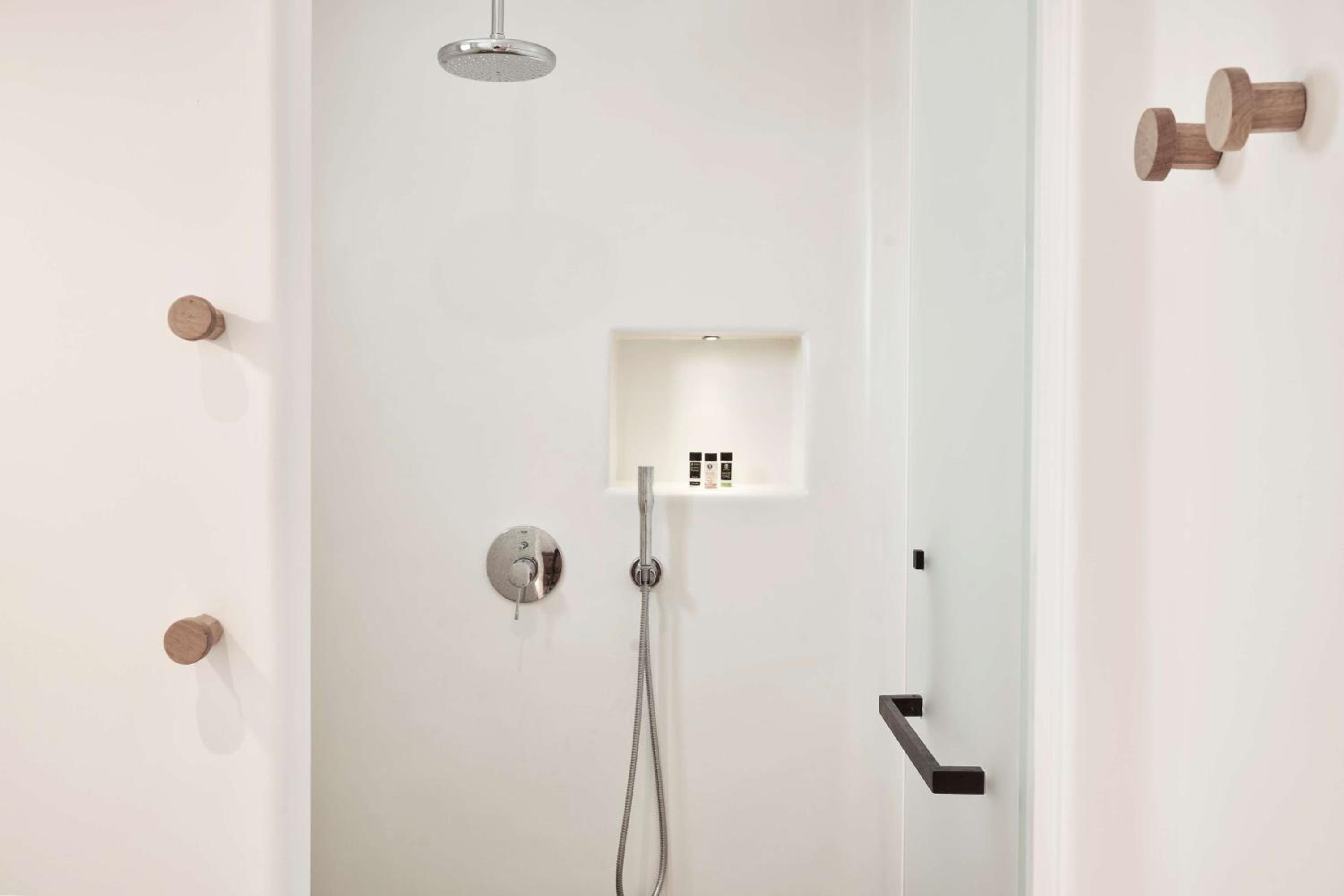 Standard Room with Jet Tub - Photo 4
