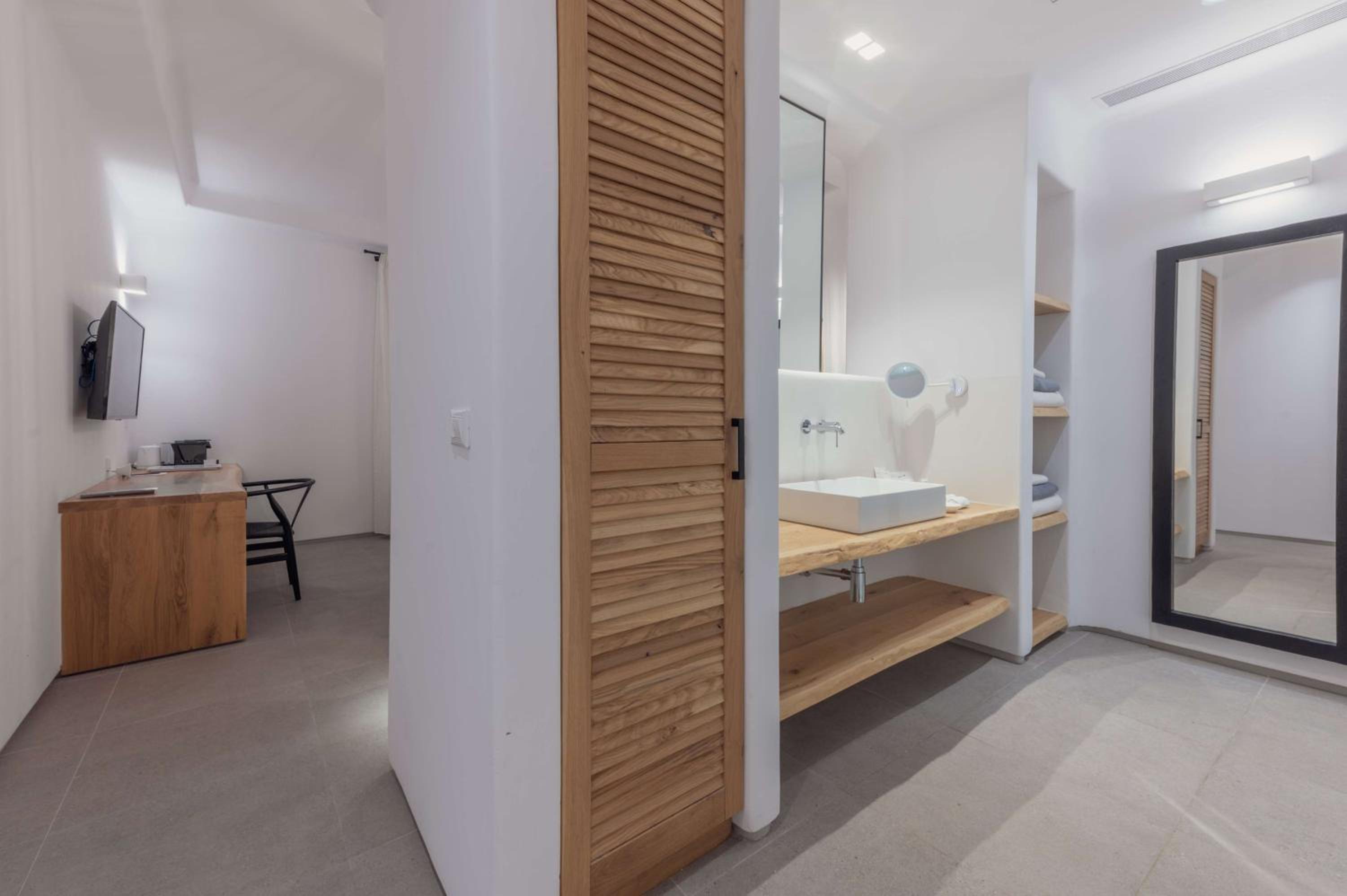 Deluxe Suite with Private Pool – Sea View - Photo 18