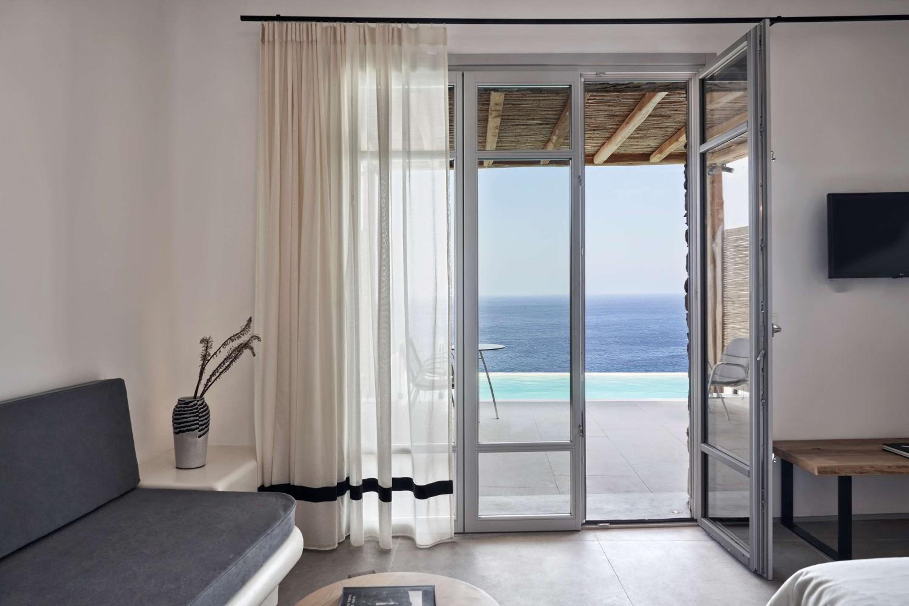 Deluxe Suite with Private Pool – Sea View - Photo 11