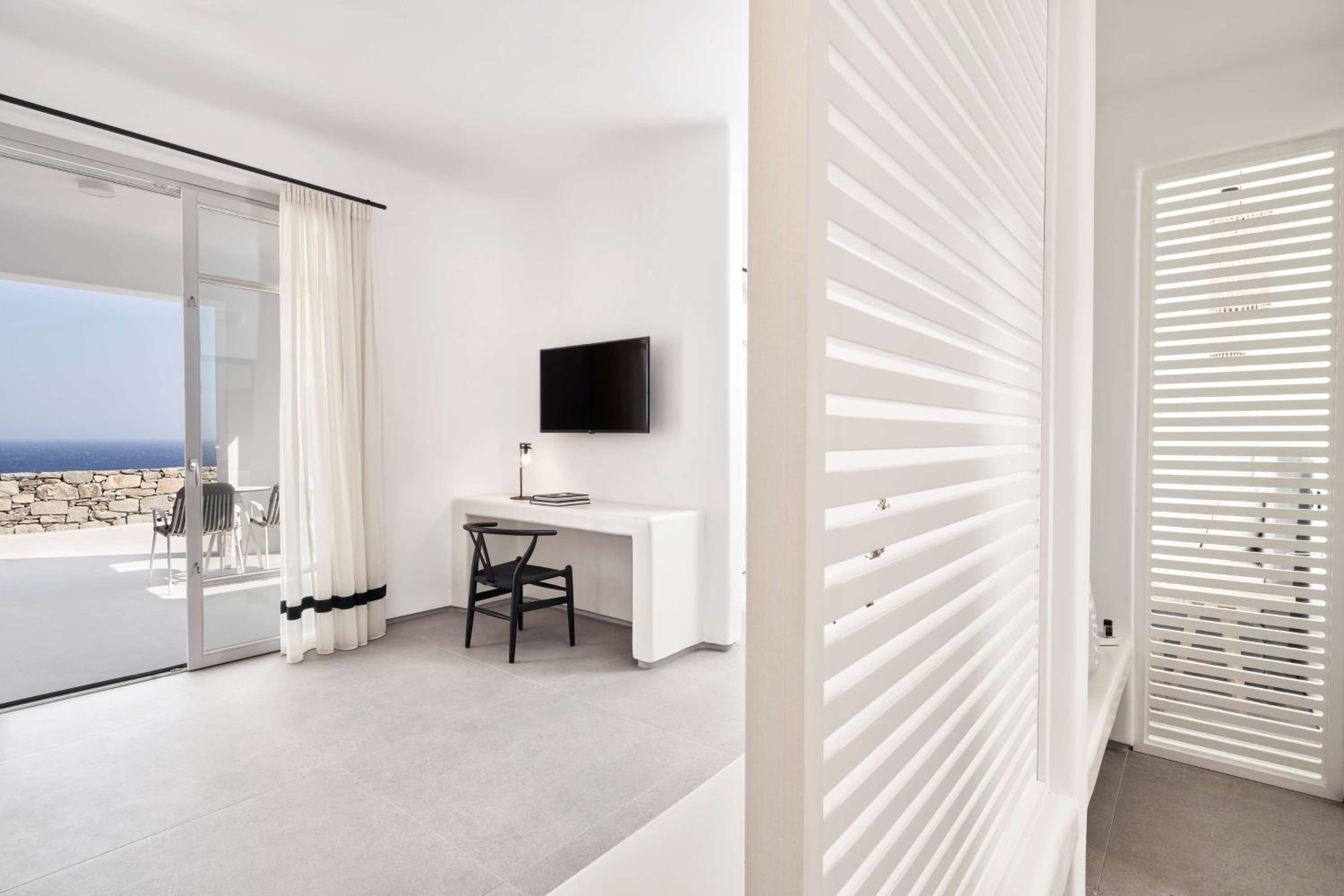 Deluxe Suite with Private Pool – Sea View - Photo 12