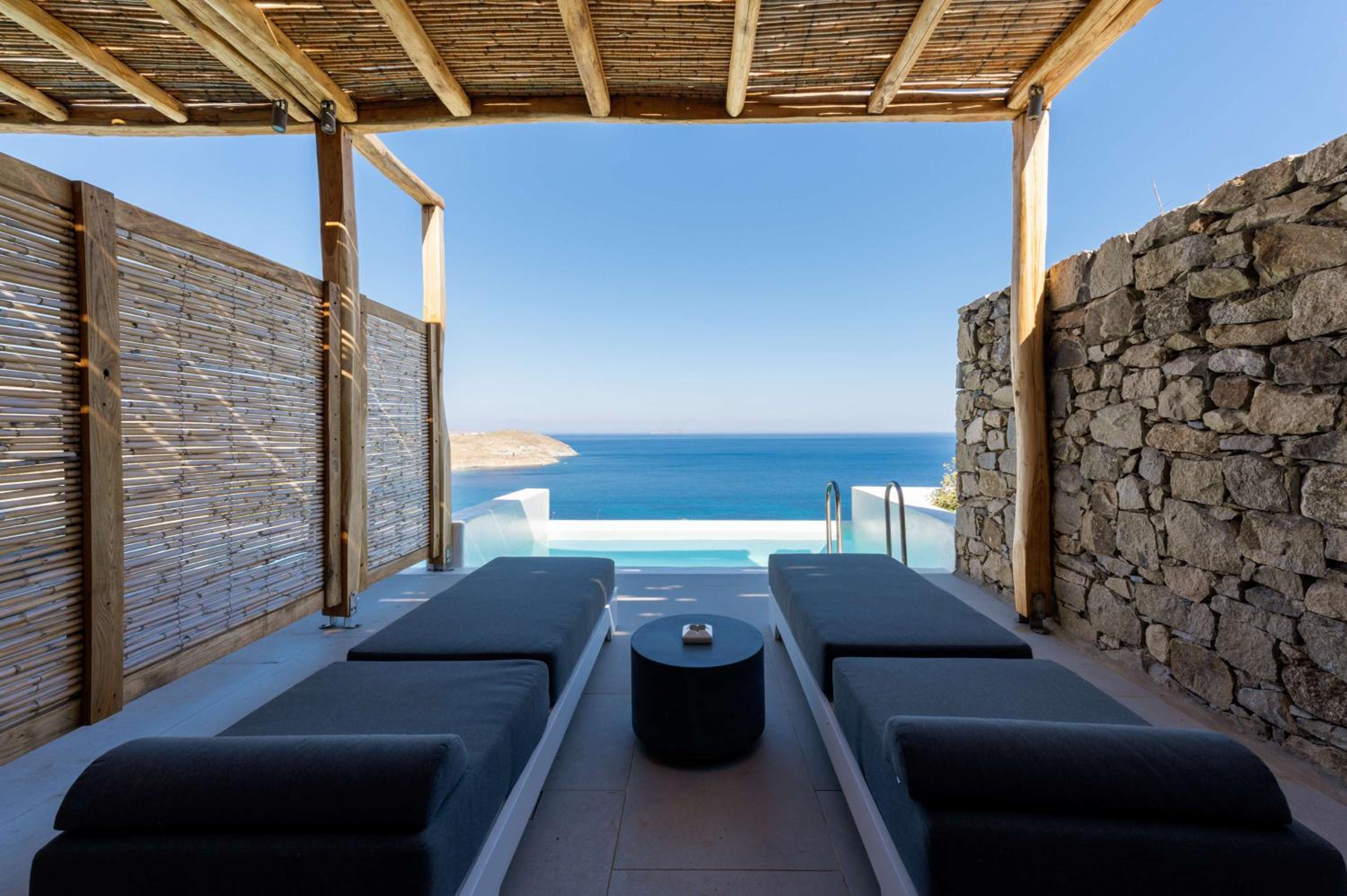 Deluxe Suite with Private Pool – Sea View - Photo 17