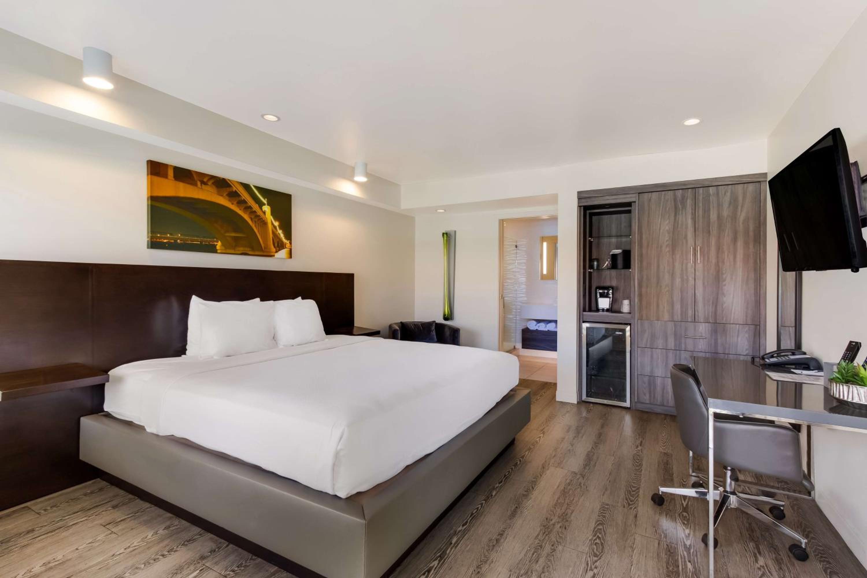 Deluxe King Room - Non-Smoking