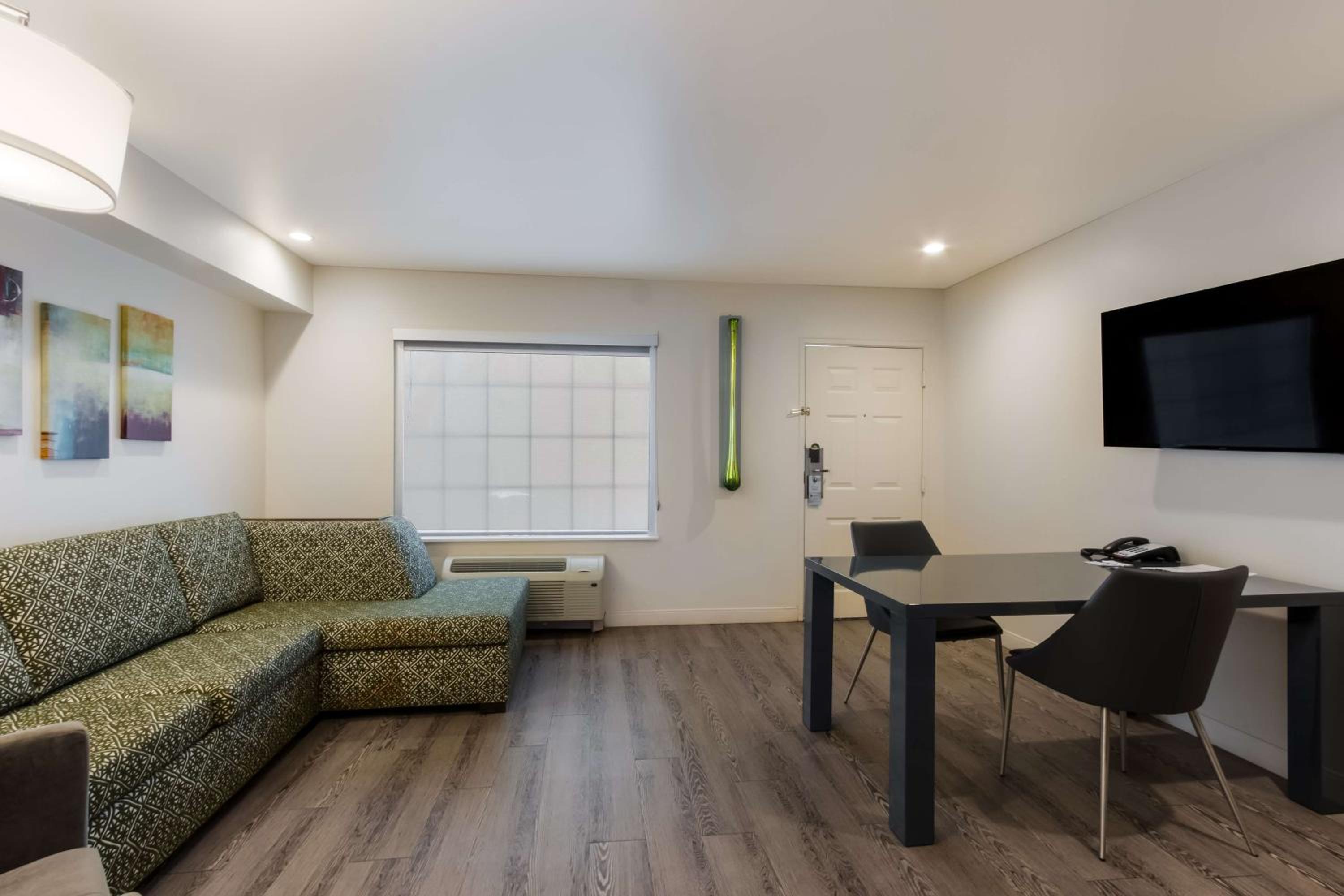 King Suite - Photo 2