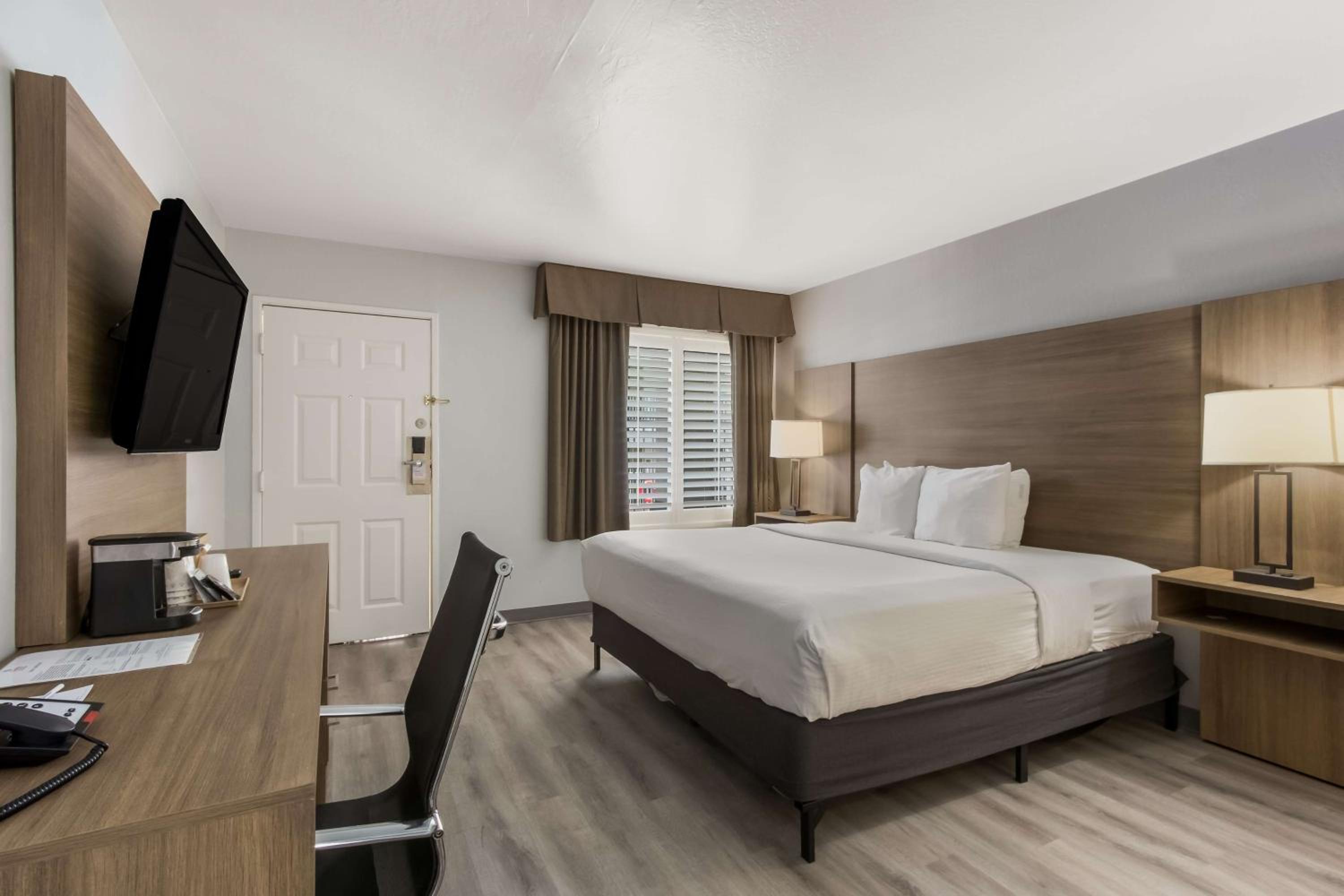 Queen Room With Bathtub - Disability Access