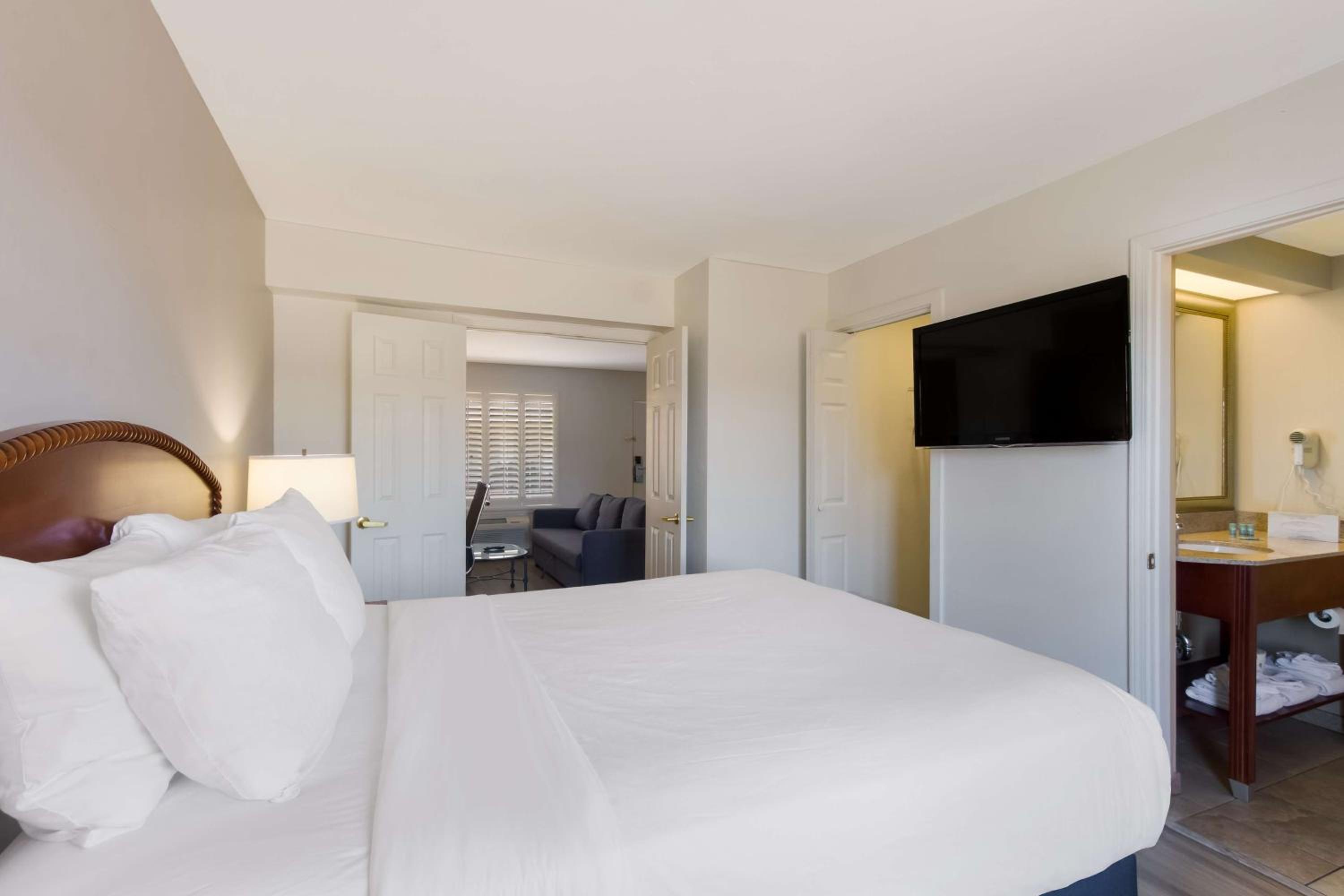 Three-Room Queen Suite With Two Queen Beds And Sofa Bed
