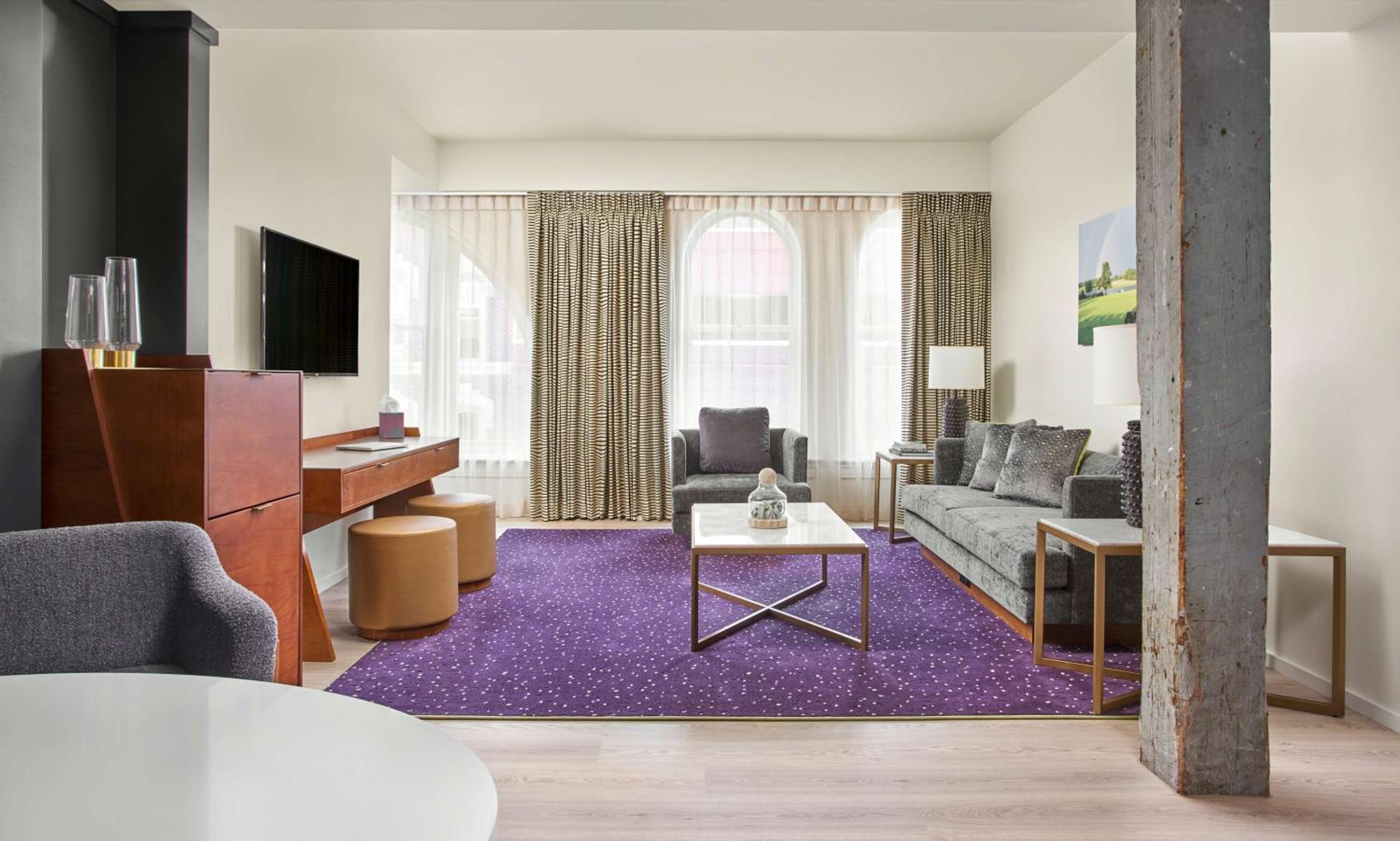 Deluxe One-Bedroom King Suite with City View thumbnail 5