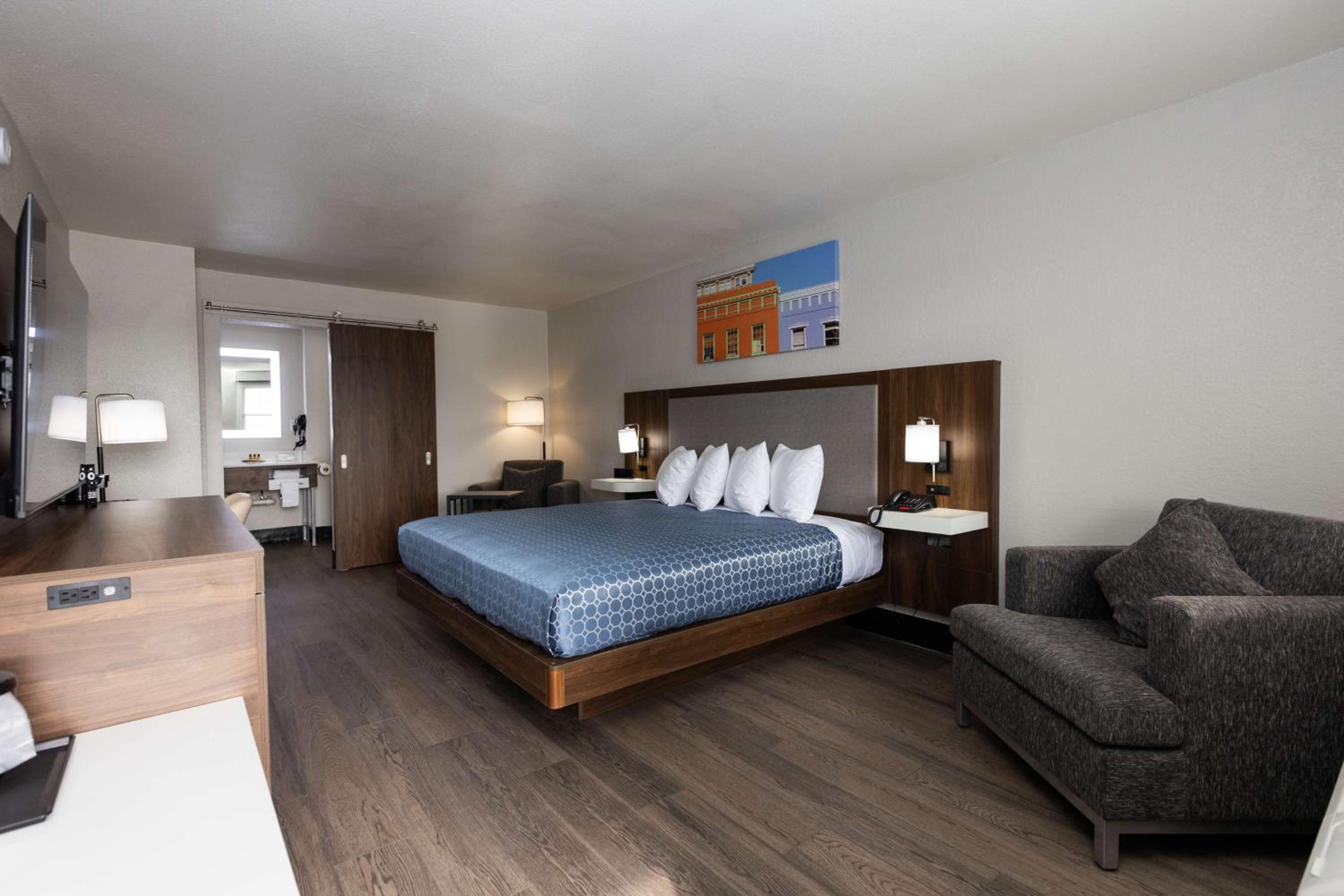 King Room - Non-Smoking - Photo 5