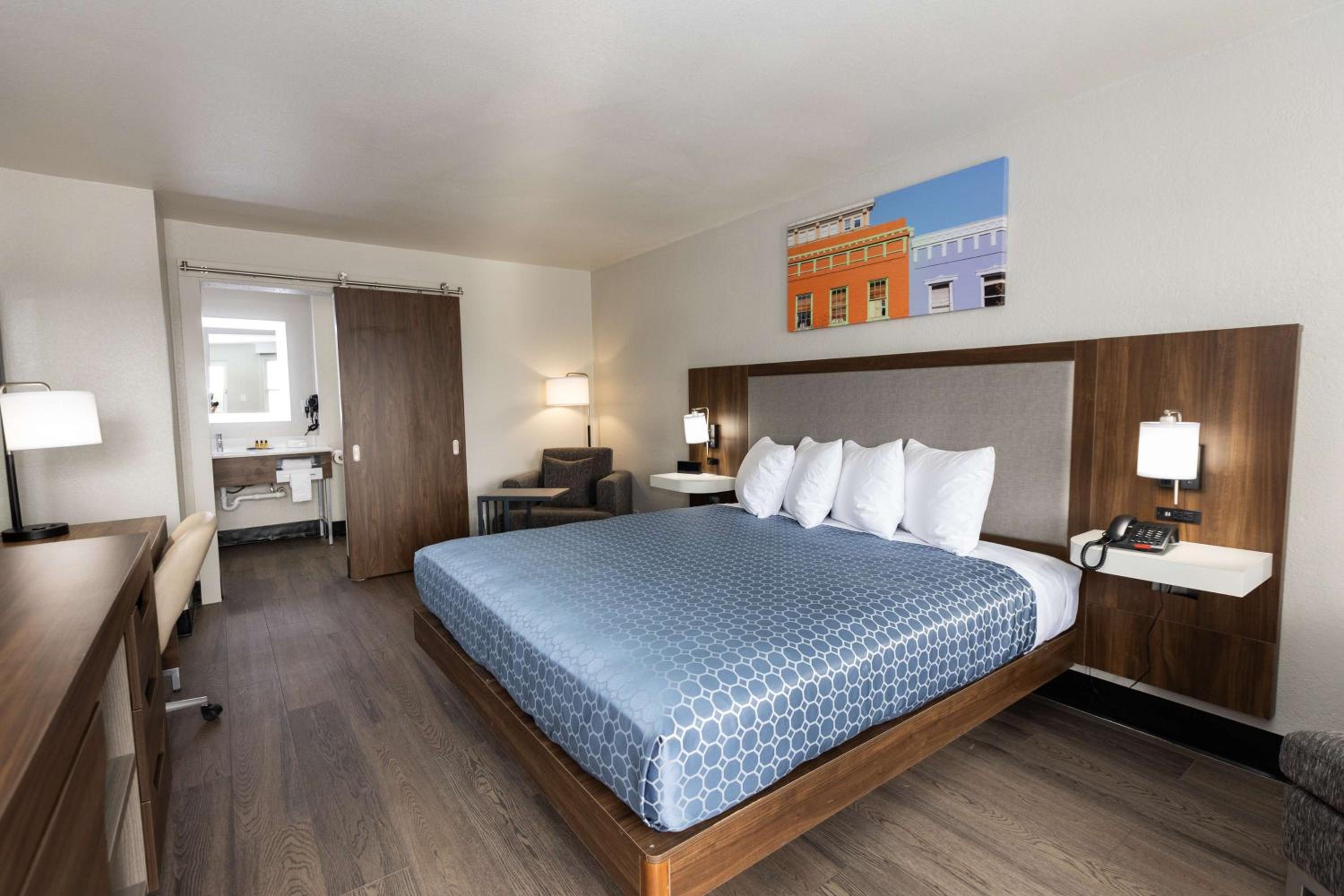 King Room - Non-Smoking - Photo 3