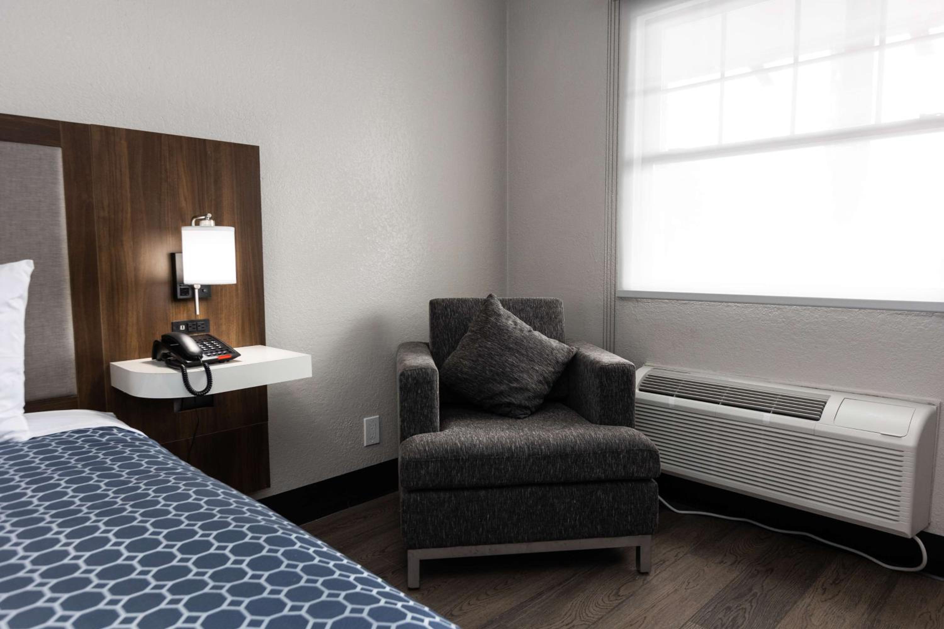King Room - Non-Smoking - Photo 2