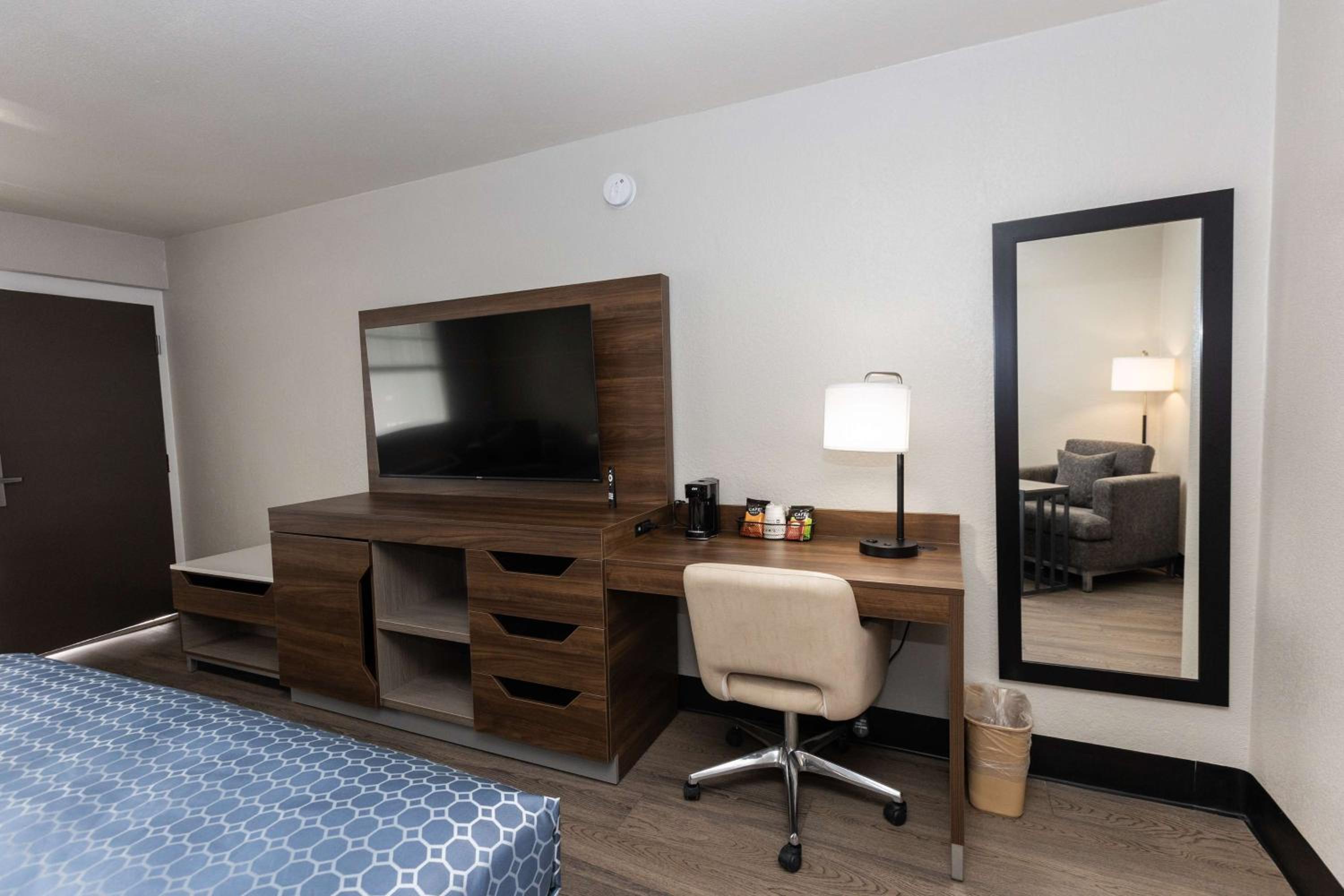 King Room - Non-Smoking - Photo 7